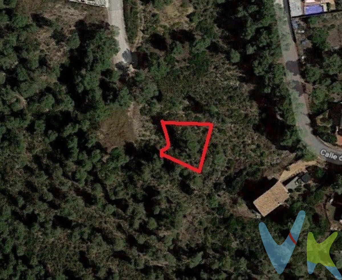 Parcela de 496m2 en la Urb. Palmeras de Canyelles. El terreno dispone de una fachada principal con orientación a norte.  .  La opción Ideal para los que quieren diseñar y disfrutar de una casa con un gran terreno, sin el estrés y el constante ruido que se sufre en el centro de las ciudades. La parcela se encuentra en la urbanización las Palmeras, de Canyelles, que está actualmente en proceso de urbanización. Está perfectamente comunicada con salidas hacia Barcelona o Tarragona gracias a la C-31, la C-15, la C-32, la AP7 y la N-320.  .  La urbanización dispone de luz y fibra y está en proceso de instalar el suministro de agua.  .  Viva rodeado de naturaleza, en un idílico paraje donde poder evadirse cada día, relajarse y disfrutar con la familia y seres queridos. Las distancias a los principales puntos de interés son:.  .  Centro de Canyelles: 3 km.  Vilanova i la Geltrú: 9.3 km.  Sitges: 15.0 km.  Aeropuertos cercanos: Barcelona - El Prat en 37.7 Km (30 min) / Reus 62,3 km (43 min).  Estación de tren más cercano: centro de Vilanova i la Geltrú en 9.3 Km (16 min) / Sitges a 14.8 km (17min).  Playas más cercanas: playa de Ribes Roges ,Vilanova i la Geltrú a 10.5 km / playa de San sebastián, Sitges 16.1 (17min).  .  Canyelles es una población en segunda línea costera de la comarca del Garraf, situada a medio camino entre las principales áreas metropolitanas (a 40 km. de Barcelona y 45 de Tarragona), con una extensión total de 14,23 km2 y una población de 4.481 habitantes en 2018. Su localización privilegiada, junto a los parques naturales del macizo del Garraf y el parque natural del Foix, le proporciona un clima de montaña estando a escasos kilómetros de la playa.  .  Población de aire familiar con tradición agrícola, y con un núcleo antiguo con encanto, donde podemos encontrar su iglesia e incluso un castillo entre sus encantadoras calles. A pocos kilómetros, en la franja de costa, en la misma comarca, tenemos las poblaciones de Vilanova i la Geltrú y Sitges, en las cuales podremos disponer de infraestructuras náuticas y de ocio: puerto deportivo, playas, paseo marítimo, campo de golf..  .  En la comarca, la oferta comercial y cultural es muy variada y completa, con tiendas de todo tipo, museos de fama nacional como el Víctor Balaguer (arte catalán del romanticismo), o de tecnología, como el del Ferrocarril; cuenta con una programación estable de teatro, música, cine y festivales de fama nacional de música y cine. Así mismo, ofrece una gastronomía rica y variada muy importante y reconocida al igual que sus carnavales y otras fiestas populares muy variadas. También dispone de universidad UPC y numerosas escuelas de gran prestigio ubicadas en la zona.  .  NO LO DUDES MAS Y EMPIEZA  A DISEÑAR LA CASA DE TUS SUEÑOS, VEN A VERLO!!