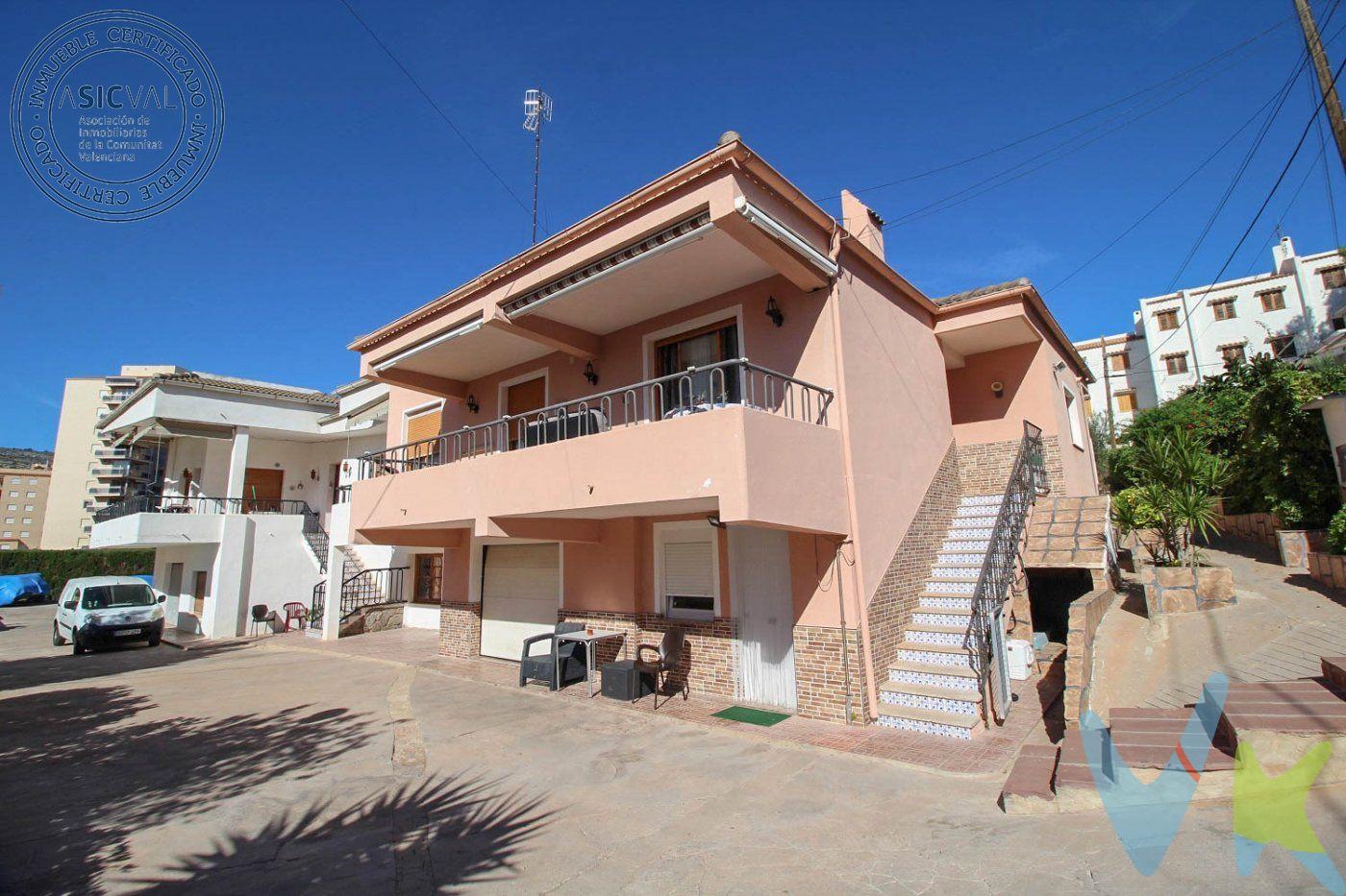 Ref. 1754_Vivienda unifamiliar  pareada en la Montañeta de San José (Oropesa del Mar), a tan sólo 300 metros de la Playa de la Concha y a 1.500 metros del núcleo urbano. Situada en una zona residencial tranquila, ideal para personas que quieren disfrutar de la intimidad y calma de su hogar pero al mismo tiempo estar rodeados de todos los servicios y comercios necesarios. Construida en una parcela de 2.083 m2 que comparte con otra casa, así como, la piscina, de uso y disfrute de ambas viviendas. El inmueble se distribuye interiormente en 2 plantas: . Planta baja: con acceso propio y actualmente aprovechada como apartamento independiente para invitados. Consta de amplio espacio abierto y combinado entre salón – comedor y cocina con estufa. 2 dormitorios dobles, 1 cuarto de baño completo con ducha y mampara. En la misma planta encontramos también un cuarto destinado al gimnasio, otro a lavandería, trastero y también garaje. . 1ª planta: con acceso tanto desde la planta baja mediante escalera, como por la entrada exterior. Esta planta está distribuida en una espaciosa cocina independiente, con isla y gran superficie de trabajo y almacenamiento, con un diseño moderno donde disfrutar de tus invitados mientras preparas un aperitivo. Salón – comedor, decorado con un gusto exquisito, con chimenea eléctrica y salida directa a la terraza donde poder relajarte. 1 dormitorio doble con vestidor y espacioso cuarto de baño completo  con jacuzzi incorporado. 2 dormitorios simples y otro baño completo con ducha. . En el exterior,  tendrás a tu disposición amplia zona ajardinada, con plantas y frutales, espacio perfecto para disfrutar de comidas y cenas al aire libre, además de gran piscina comunitaria. . VIVIENDA CERTIFICADA: LE GARANTIZAMOS LA COMPRA DE SU INMUEBLE CON TODAS LAS GARANTÍAS JURÍDICAS. El precio de venta NO INCLUYE Impuestos (I.V.A. o I.T.P), gastos de Notaría, gastos de Registro de la Propiedad, gastos de tramitación de Escrituras ni gastos de financiación (si se precisa). Consulte Honorarios Profesionales de Agencia Inmobiliaria. 