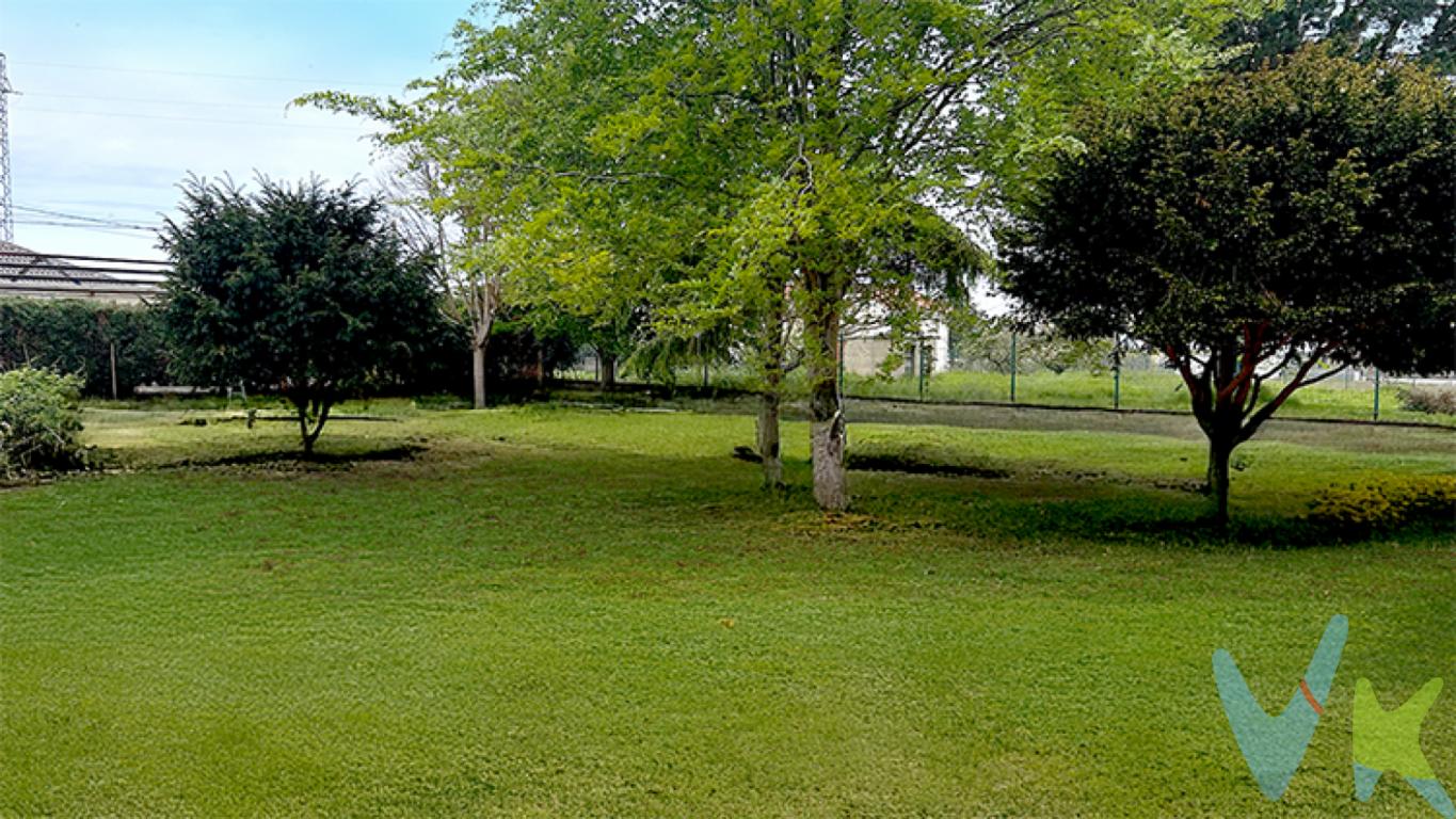 Exclusividad natural para crear la vivienda que imaginas
Un lugar donde construir mucho más que una casa
Si llevas tiempo soñando con diseñar tu propio hogar en un entorno natural, tranquilo y bien conectado, esta parcela en venta junto a la costa Asturiana te va a encantar. 
En una ubicación privilegiada del litoral, esta parcela llana de 1.003 m² ofrece el escenario perfecto para materializar una vivienda unifamiliar de hasta 300 m² con garaje independiente de hasta 40 m². 
Con orientación en todas las direcciones, disfrutarás de luz natural durante todo el día, creando un hogar cálido y acogedor en cualquier estación con una arquitectura que integre interior y exterior con armonía, eficiencia energética y diseño a medida.

Ubicación premium con conexión total
A tan solo cinco minutos a pie del pueblo de Muros de Nalón, esta propiedad se sitúa en uno de los enclaves con mayor proyección de valor en la costa norte de España. Este pueblo combina la esencia del entorno tradicional asturiano con servicios esenciales para vivir todo el año: centro de salud, farmacia, colegios, supermercados, comercio local y gastronomía auténtica.
A solo 10 minutos del aeropuerto de Asturias y con conexión directa a la A-8, lo que permite una rápida conexión con Oviedo, Gijón y el resto del norte peninsular.

Vida Costera de alto nivel
Rodeada de playas reconocidas por su belleza natural como Aguilar, Las Llanas o El Silencio, y enclavada entre espectaculares senderos costeros y miradores marinos, la parcela es perfecta para quienes desean un estilo de vida activo, vinculado a la naturaleza y libre de aglomeraciones.  Si te gusta el deporte al aire libre, caminar, surfear o simplemente respirar aire limpio cada mañana, este lugar es para ti.
Muy cerca, los pueblos de Cudillero, Soto del Barco y Pravia ofrecen una atractiva oferta gastronómica, cultural y náutica que atrae a un turismo nacional e internacional de perfil alto.


Tu casa, a tu manera
Esta parcela no es para cualquiera. Es para ti, que valoras el diseño, los materiales de calidad y tener un espacio hecho a medida, sin prisas ni imposiciones. Aquí puedes construir una casa pensada para disfrutar, para vivir despacio y bien. Una inversión inteligente, pero también una elección de vida de espacios abiertos, materiales nobles, eficiencia energética y un entorno sereno donde cada detalle importa.


Si lo que buscas es espacio, luz, naturaleza y libertad para construir lo que realmente quieres, este terreno lo tiene todo.
¿Empezamos a imaginar cómo sería?
Contáctanos ahora para concertar una visita y descubrir cómo convertir esta propiedad en tu próximo gran acierto inmobiliario.