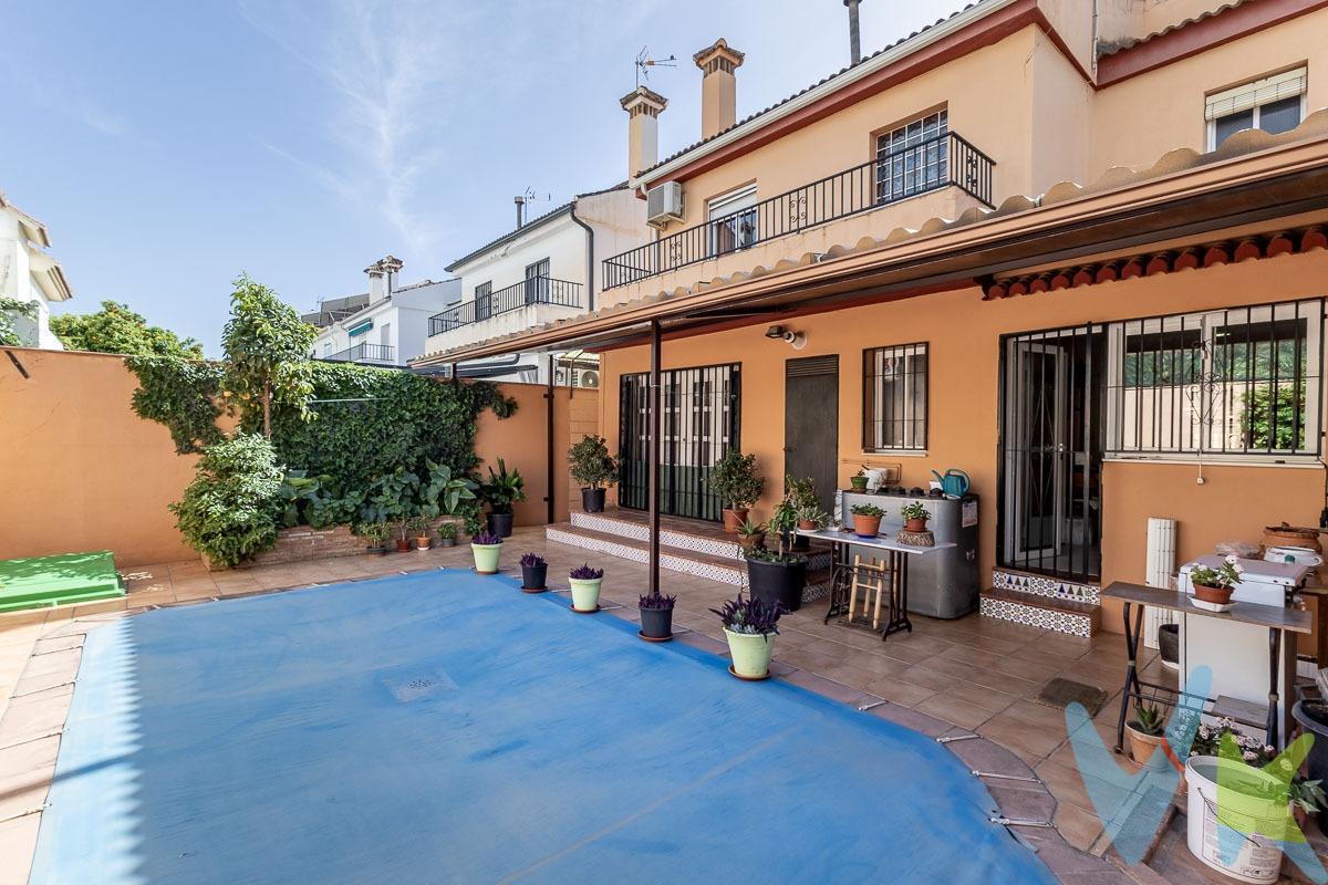 🏡 Chalet independiente en Santa Fe – Amplio, luminoso y con piscina propia. Se vende magnífica vivienda de 285.000 €, situada en una zona tranquila y cercana a todos los servicios (colegios, supermercados, transporte, etc.). La vivienda se distribuye en dos plantas:. 🔹 Planta baja:. Amplio recibidor de entrada que da paso a un gran salón con chimenea, ideal para disfrutar en familia. Cuenta con un baño completo, cocina espaciosa totalmente equipada, lavadero y despensa. Desde la cocina se accede directamente a un estupendo patio. 🔹 Zona exterior:. Fantástico patio con piscina privada, perfecto para disfrutar del buen tiempo, reuniones familiares o momentos de relax. 🔹 Planta superior:. Cuenta con tres habitaciones amplias, todas ellas con terraza, lo que aporta una excelente ventilación y luz natural. Esta planta dispone además de un gran baño completo con mucha luminosidad. ✨ Características destacadas:. Suelo de mármol de Macael. Ventanas de aluminio blanco. Puertas interiores en color blanco. Calefacción de gasoil. Aire acondicionado en todas las habitaciones. Una vivienda ideal para familias que buscan comodidad, amplitud y disfrutar de espacios exteriores propios. No lo dudes y llámanos para ampliar información o visitarla sin compromiso. Ref. N374. * El PVP indicado no incluye impuestos ni gastos de Escritura. * Honorarios agencia no incluidos. * Las superficies expresadas en esta página tienen carácter descriptivo y son aproximadas. * Los precios pueden ser susceptibles de modificación sin previo aviso. * Esta vivienda se vende SIN muebles.