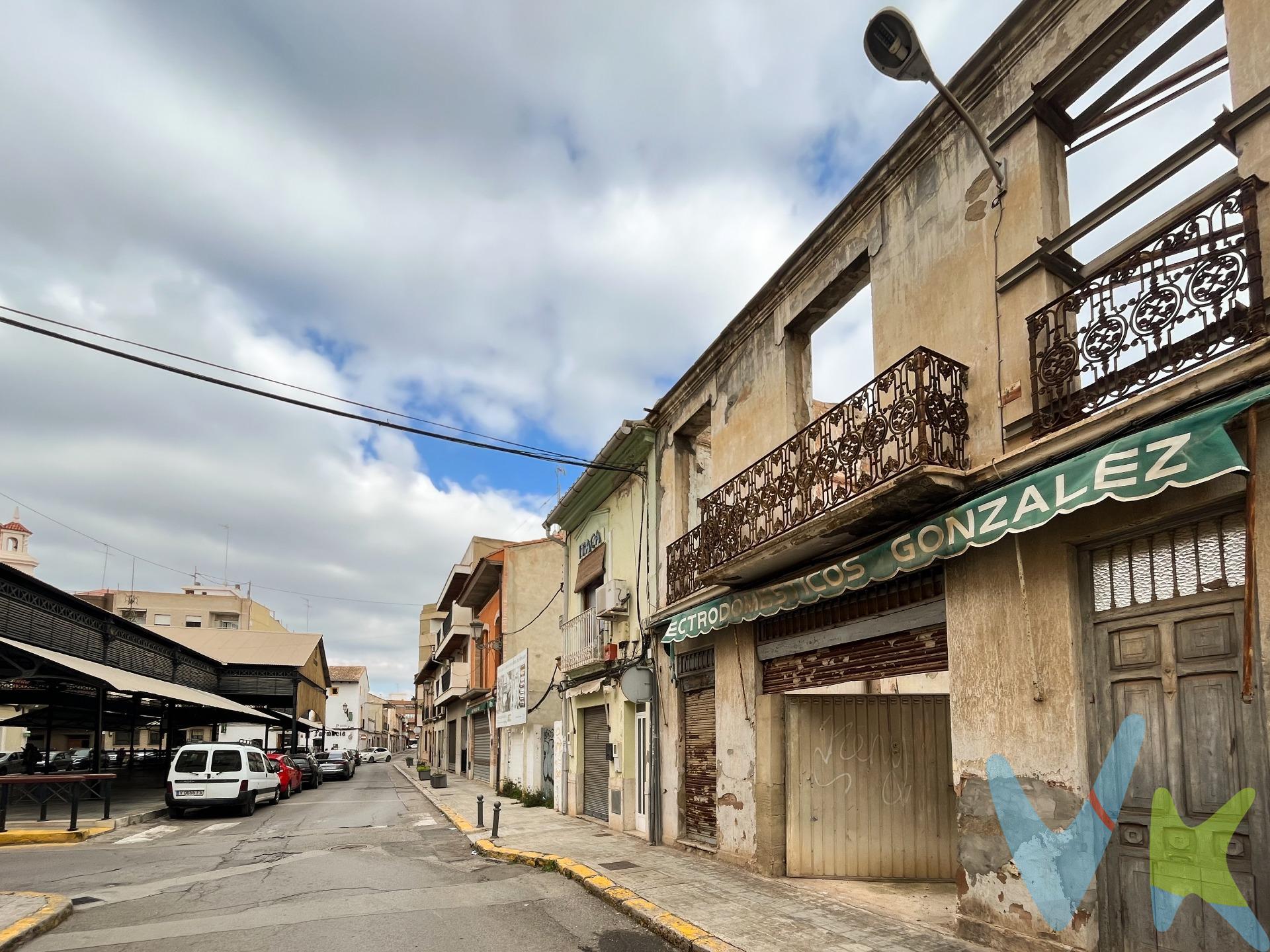 En Venta Solar Urbano de 117m2 según Catastro, ubicado en pleno centro de Moncada, en frente del Mercado. Viejo. Posibilidad de construir una casa unifamiliar de pueblo, entre medianeras o un edificio de viviendas. Cuenta con un ancho de fachada aproximada de 4,3 m. Posibilidad de construir una planta baja más dos alturas, al igual que fue la casa de antaño. Profundidad de edificación de 15 metros, la edificabilidad la dará el estudio histórico del edificio. Los balcones deberán conservarse, pudiéndose restaurar, pero no quitarse, ya que se encuentran protegidos. Una gran oportunidad para un Promotor que quiera construir un pequeño edificio o una familia que quiera construir su Nuevo hogar. Situado en zona muy céntrica de Moncada y de fácil acceso. Todo a mano Supermercados, Farmacias, Ambulatorio,. Colegios, Universidad y rodeado de parques y Huerta. Ya sabe, si quiere Invertir o vivir a sólo 10 minutos de Valencia y a 15 de la playa, en un Pueblo de la Horta Nord, ésta es su oportunidad de conseguirlo. ¡Llámenos para pedir más información o concertar una visita!. La descripción del presente inmueble e imágenes tienen mero carácter informativo y en ningún caso carácter contractual, pudiendo ser modificados por la inmobiliaria comercializadora sin que ello implique responsabilidad alguna frente a terceros. En el precio de venta a público, esta propiedad NO incluye los gastos de adquisición (Notario, registro, gestión, honorarios, etc…). . 