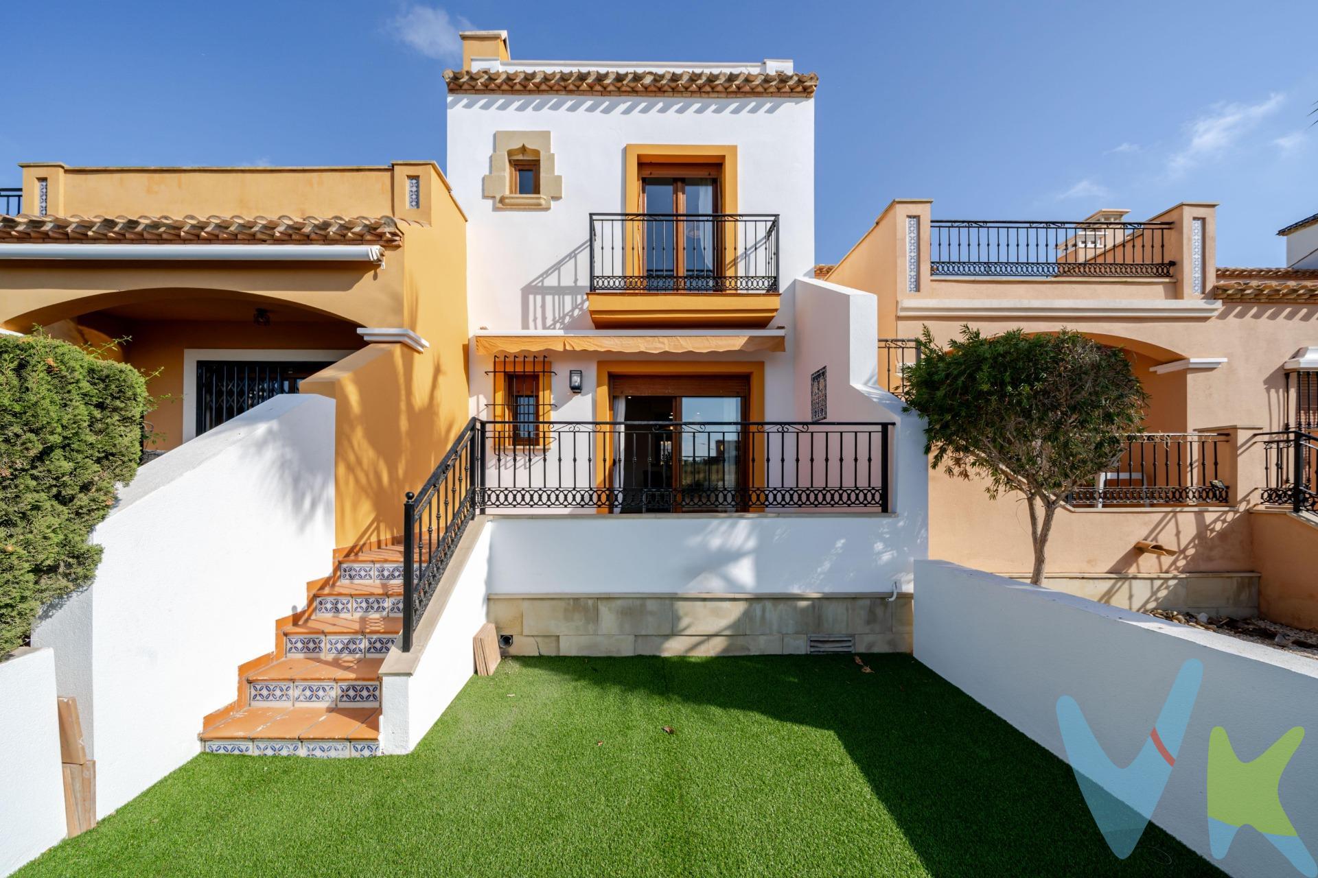 Descubra esta encantadora casa adosada situada en una urbanización cerrada y segura, en un entorno tranquilo y agradable, a pocos minutos del prestigioso campo de golf de Algorfa. . Mocadi Real Estate te ofrece una excelente combinación de espacios exteriores, tranquilidad y bonitas vistas. La casa Ha tenido una renovación completa, una cocina nuevamente equipado con todos los electrodomésticos nuevos y los dos baños igualmente reformados. Características principales de la propiedad:. • 2 dormitorios. • 1 baño en la primera planta. • 1 aseo en la planta baja. • Cocina independiente equipada nueva. • Amplio salón-comedor. • Terrazas en ambos lados de la vivienda. • Jardín privado con vistas abiertas al campo y al campo de golf. • Amplio solárium privado en la azotea. • Piscina comunitaria. • Urbanización cerrada y segura. • Entorno tranquilo y residencial. • Próxima al campo de golf de Algorfa. En la planta baja, la propiedad dispone de una cocina independiente, un cómodo salón-comedor con acceso a las zonas exteriores y un aseo. La primera planta cuenta con dos dormitorios y un baño; y tiene aire acondicionada recién instalado, nuevo. Uno de los grandes atractivos de esta vivienda son sus múltiples terrazas y espacios exteriores. La casa disfruta de terrazas a ambos lados, un jardín privado con vistas abiertas hacia los campos y el campo de golf, además de un solárium privado en la azotea, perfecto para tomar el sol o relajarse en el agradable clima de la Costa Blanca. Los residentes pueden disfrutar de una piscina comunitaria, todo ello dentro de una urbanización cerrada y segura. Una propiedad ideal tanto como residencia habitual, inversion o para disfrutar de unas vacaciones en la Costa Blanca. No dejes escapar esta oportunidad y reserva su visita hoy!. La descripción y los datos del presente inmueble tienen carácter meramente informativo y en ningún caso contractual. En el precio de la vivienda no están incluidos los honorarios de agencia, gastos de compraventa y/o financiación. Por mandato expreso del propietario, comercializamos este inmueble en exclusiva compartida, lo que garantiza un servicio de calidad, un trato fácil y personalizado, una gran difusión en nuestras redes compartidas y sin interferencias de terceros. Por este motivo se ruega no molestar al propietario, a los ocupantes de la propiedad, a los vecinos o conserjes del edificio si los hubiera. Si eres una agencia, llámanos colaboraremos contigo