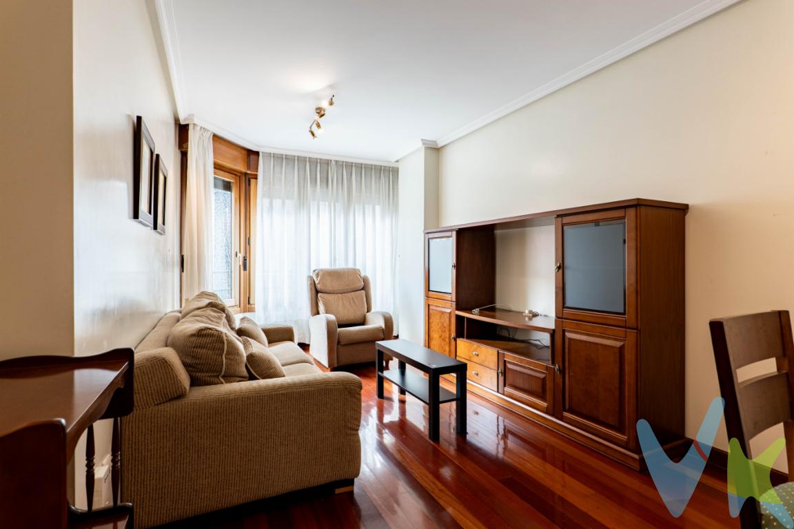 Magnífica vivienda situada en pleno centro de Gijón, en un edificio de altas calidades constructivas y a menos de cinco minutos de la plaza de Europa.El piso se distribuye en dos dormitorios, dos baños, salón y cocina. Dos de sus estancias están orientadas a la calle, mientras que las otras dos dan a un amplio y luminoso patio de manzana, lo que garantiza una agradable entrada de luz natural y una excelente sensación de amplitud.La vivienda destaca por la calidad de sus materiales y acabados, entre los que sobresalen el parquet de elondo y las ventanas Benito, con madera natural en el interior y aluminio lacado en el exterior. Todo ello contribuye a crear un ambiente cálido, confortable y acogedor.Uno de sus grandes atractivos es su amplísima plaza de garaje, situada en el mismo edificio y con acceso directo desde el ascensor, una característica especialmente valiosa en una ubicación tan céntrica. Además, la propiedad dispone de trastero.Se encuentra rodeada de todo tipo de comercios, servicios, supermercados, transporte público y zonas de ocio, permitiendo disfrutar de todas las comodidades sin necesidad de utilizar el coche.Una vivienda luminosa, soleada y confortable, con garaje y trastero, ideal para quienes buscan calidad de vida en el corazón de Gijón.Se informa a los interesados que el precio de venta indicado no comprende el Impuesto de Transmisiones Patrimoniales (ITP) , los gastos asociados a la compraventa (notaría, registro de la propiedad) ni los honorarios de la agencia inmobiliaria a cargo del comprador.
