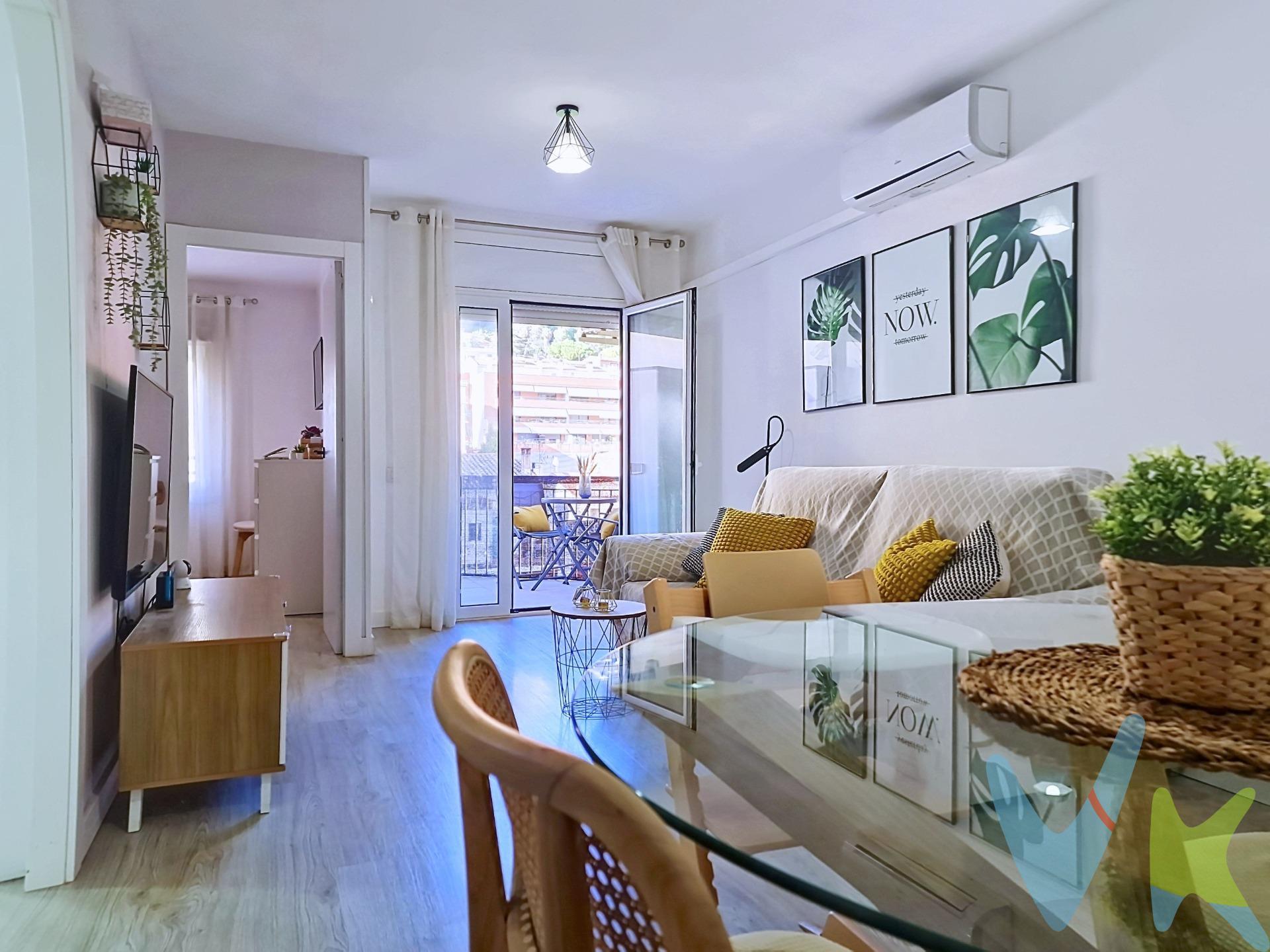 ¿Te imaginas empezar una nueva etapa en un piso donde no tengas que preocuparte por reformas y puedas disfrutar de todas las comodidades desde el primer día? En pleno centro de Vallirana, en el Carrer Major, te espera esta vivienda de 83 m² construidos y 3 dormitorios, reformada íntegramente en 2023, con un estilo actual, suelos en tonos madera y colores suaves que crean un ambiente acogedor. Situada en una cuarta planta con ascensor, en una finca tranquila, cuenta con un salón-comedor luminoso con aire acondicionado y salida directa a un balcón con vistas a la montaña: el rincón perfecto para desayunar al aire libre, leer o desconectar después del trabajo. La cocina es independiente y está totalmente renovada, con placa de inducción, horno y microondas integrados y galería-lavadero. El baño, también reformado, tiene plato de ducha y un acabado moderno. La zona de noche reúne dos dormitorios dobles y una tercera estancia que hoy funciona como vestidor y que podrás adaptar a lo que necesites: un despacho para teletrabajar, una habitación infantil o ese espacio extra que siempre viene bien. Calefacción de gas natural y ventiladores en las habitaciones para estar a gusto todo el año. Y dos extras que marcan la diferencia: la venta incluye una plaza de aparcamiento para coche pequeño y un trastero de unos 10 m², ambos en la misma finca. - Reforma integral de 2023, con cocina, baño e instalaciones renovadas. - Balcón con vistas a la montaña. - Cuarta planta con ascensor. - Dos dormitorios dobles y vestidor adaptable. - Plaza de aparcamiento y trastero incluidos. - Comercios, supermercados, colegios, guarderías, gimnasios y autobuses a pocos pasos. Porque elegir una casa no es solo pensar en sus metros cuadrados: es imaginar los desayunos en el balcón, las tardes de descanso y todos esos pequeños momentos que acabarán convirtiéndola en tu hogar. Contacta con nosotros y concierta tu visita. Quizá aquí empiece tu próxima etapa. Información económica y gastos asociados:. En cumplimiento de lo dispuesto en el artículo 20 del Texto Refundido de la Ley General para la Defensa de los Consumidores y Usuarios, en su redacción vigente desde el 28 de diciembre de 2025, se informa expresamente de que el precio publicado no incluye los impuestos ni los gastos adicionales derivados de la compraventa, tales como el Impuesto de Transmisiones Patrimoniales o el IVA en su caso, Actos Jurídicos Documentados, aranceles notariales y registrales u otros gastos inherentes a la operación, los cuales se determinarán en función del precio final de cierre de la compraventa. El precio final ofertado respeta la normativa reguladora de precios que resulte aplicable. API nº A14856 · AICAT nº 14262