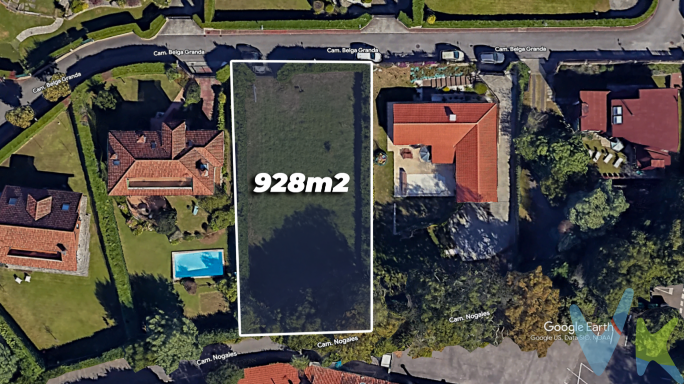  En venta una exclusiva finca situada en la codiciada y tranquila área de Somió, en Gijón. Este excepcional inmueble no solo representa una oportunidad única para quienes buscan un refugio de paz, sino también para aquellos que no desean renunciar a las comodidades de la ciudad. La finca se encuentra en una de las mejores ubicaciones, siendo un lugar donde la naturaleza y la comodidad urbana se funden de manera perfecta.En primer lugar, la finca está perfectamente conectada con el resto de la ciudad de Gijón, ya que dispone de una parada de autobús muy cercana que asegura rápidos y cómodos desplazamientos.Por otro lado, el entorno residencial de Somió es reconocido por su calidad de vida. Este vecindario, una de las áreas más prestigiosas de Gijón, combina lo mejor de la vida rural y urbana. Los vecinos son amables y existe un fuerte sentido de comunidad, lo que hace de Somió un lugar seguro y acogedor para todas las edades. Las vistas desde la finca son impresionantes, permitiendo disfrutar de la belleza natural que caracteriza a esta hermosa región.Además, esta finca ofrece amplias posibilidades de diseño y personalización. Su extensión y características permiten adaptar la propiedad a las necesidades y estilo de vida específico de sus nuevos propietarios. Es el lugar perfecto para dar rienda suelta a la imaginación y crear un hogar que sea verdaderamente único. La cercanía con el centro de Gijón añade un valor considerable a esta propuesta de inversión. En pocos minutos se accede a una variada oferta cultural, gastronómica y comercial, sin perder por ello la serenidad y el sosiego característicos del entorno de Somió. La finca tiene el potencial de ser un santuario personal alejado del bullicio, sin sacrificar la proximidad a servicios esenciales y entretenimientos.En resumen, esta finca representa una oferta incomparable para aquellos que buscan un equilibrio perfecto entre vida rural y acceso urbano. La combinación de un entorno privilegiado, junto con las excelentes comunicaciones y los cuidados jardines, hacen de esta finca en Somió una oportunidad que no se puede dejar pasar. Esperamos que decida visitarla pronto y descubrir por sí mismo todas las ventajas que esta finca tiene para ofrecer. Le aseguramos que se enamorará de ella tan pronto como la vea. 