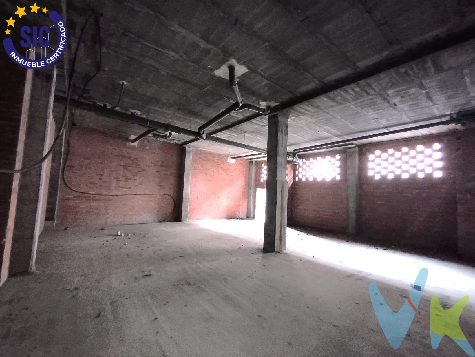 Presentamos un excelente local ubicado en la calle Botánico Cavanillas, que cuenta con una superficie diáfana total de 170 m². Este espacio no solo dispone de salida de humos para garantizar su funcionalidad como negocio gastronómico o similar, sino que también ofrece a los inversores la opción atractiva del cambio a uso residencial. Esto lo convierte en una oportunidad única dentro del mercado inmobiliario actual. Ideal para aquellos interesados en diversificar sus inversiones o iniciar un nuevo proyecto empresarial. En el momento adecuado queremos recordarles que esta oferta es presentada exclusivamente por nuestra agencia; solicitamos respetar la privacidad del propietario evitándose contacto directo con él, así como tampoco se debe interferir con vecinos ni empleados del edificio mientras gestionamos cualquier consulta sobre este destacado inmueble.  Por último, es importante destacar que el precio indicado son mas impuestos y gastos derivados de la compra