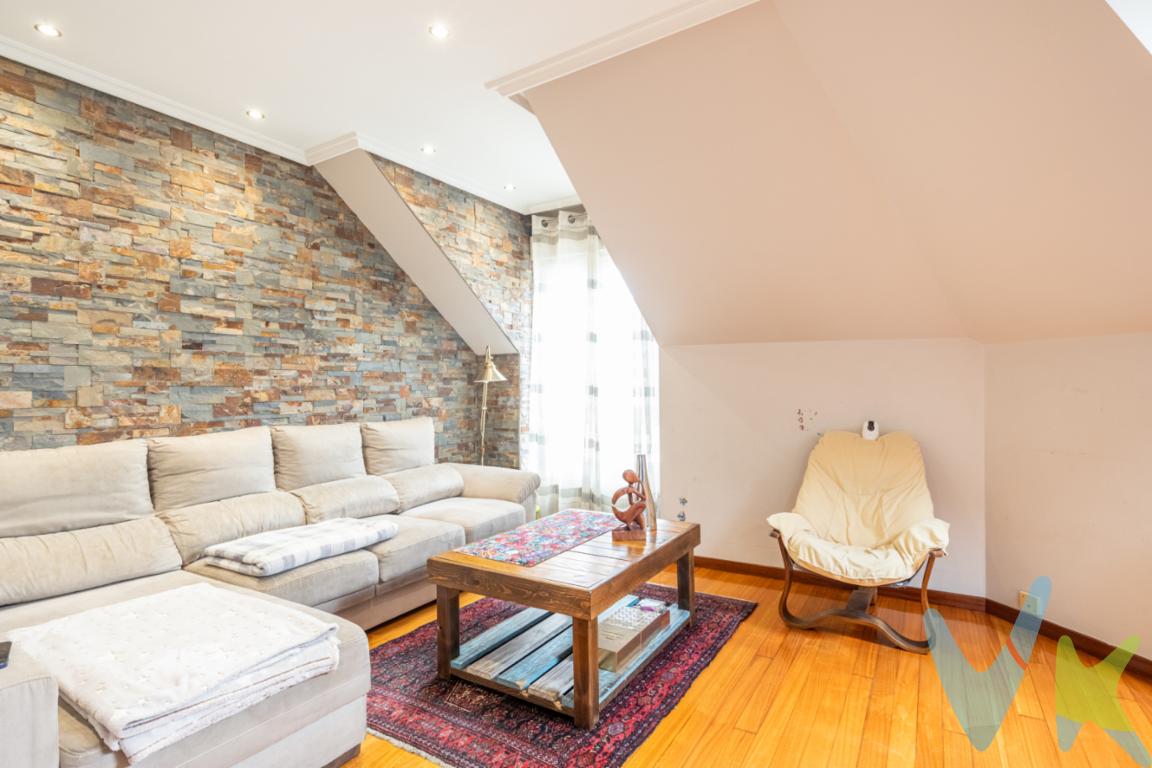 Ático en venta Sama Langreo AsturiasPresentamos una magnífica oportunidad para adquirir un piso en venta, ubicado estratégicamente en la encantadora localidad de Sama. Este acogedor inmueble, cuidadosamente mantenido, se encuentra en la quinta planta de un edificio construido en el año 2000, lo que garantiza tanto modernidad como solidez en su estructura. Con un total de 73 metros cuadrados construidos y 63 metros cuadrados útiles, ofrece un espacio bien distribuido que maximiza la comodidad y funcionalidad.Se distribuye en hall, cocina, salón-comedor, 2 dormitorios y 2 baños.Trastero en planta sótano del edificio.Al ingresar, será recibido por un ambiente lleno de luminosidad gracias a su excelente orientación Sur Oeste y sus amplios ventanales que permiten la entrada de luz natural durante todo el día. La sala de estar se presenta amueblada con gusto y elegancia, proporcionando un entorno acogedor donde relajarse o recibir visitas. La cocina, equipada, se convierte en el lugar ideal para quienes disfrutan de la cocina y desean contar con todos los elementos necesarios para su comodidad diaria.El piso dispone de dos habitaciones, una de ellas con armario empotrado. Los espacios han sido diseñados pensando en las necesidades actuales, ofreciendo un refugio perfecto al final de un largo día. Sus dos cuartos de baño uno con plato de ducha y otro con bañera, complementa la oferta de este inmueble, combinando funcionalidad y estilo.Calefacción de gas Ciudad. Suelos de parquet y gres. Ventanas de PVC.Por si fuera poco, esta propiedad incluye un trastero de 7 metros cuadrados adicional, proporcionando espacio extra para el almacenamiento de esos objetos que necesitamos tener a mano pero que no deseamos que ocupen el área principal del hogar. Y pensando en su comodidad, el edificio está equipado con un ascensor que le permitirá acceder cómodamente a su piso sin importar la cantidad de compras o pertenencias que lleve consigo.La ubicación es, sin duda, un punto fuerte de este inmueble. Con cercanía a la estación de tren, desplazarse tanto dentro de Sama como a otras localidades se convierte en una tarea sencilla y rápida. Además, también se beneficia de varias líneas de autobús, multiplicando las opciones de transporte público a su disposición. Todo esto le permite disfrutar de la tranquilidad de la zona sin renunciar a la conectividad con el resto de la región.A tan solo 28 minutos en coche de Gijón. A 23 minutos de Oviedo. A 38 de Avilés.En resumen, esta propiedad es ideal para aquellos que buscan un hogar bien ubicado, moderno y con todas las comodidades necesarias para entrar a vivir sin complicaciones. Ya sea que desee hacer de este lugar su residencia principal, una segunda vivienda para escapadas relajantes o una inversión inmobiliaria segura, este piso satisface cada una de estas expectativas.No pierda la oportunidad de visitar esta joya inmobiliaria en Sama. Experimente personalmente las ventajas de esta vivienda y déjese convencer por sus encantos. Para más información o para agendar una visita, no dude en ponerse en contacto con nosotros. Estamos seguros de que, al conocerla, verá en ella su próximo hogar. 