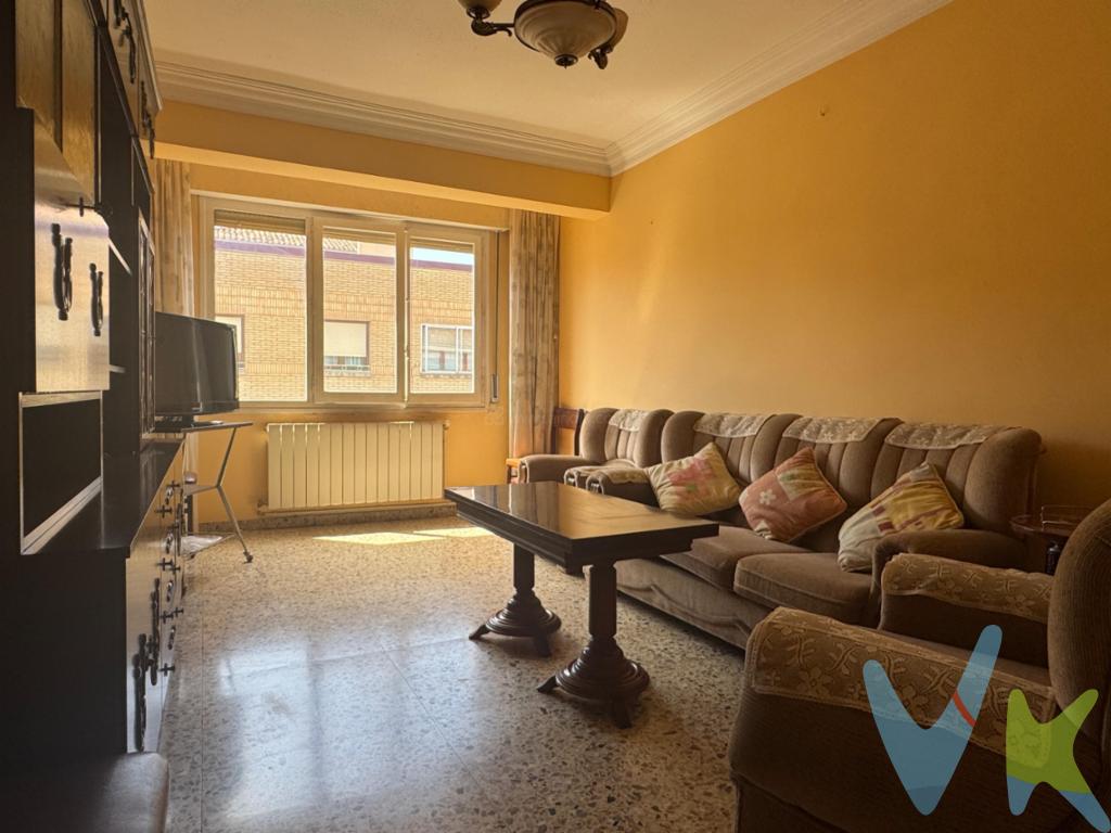 ? Desde Inmobiliaria Solozábal te presentamos este acogedor último piso en venta en la calle San José de Calasanz de Logroño.? Con 84 m² construidos y 79,54 m² útiles , esta vivienda se encuentra en buen estado y lista para entrar a vivir.?? Dispone de 3 dormitorios , ideales para familias o para acondicionar un despacho, destacando por su luz natural gracias a la orientación Este-Oeste.? Cuenta con una cocina independiente, además de disponer de una terraza perfecta para despejarse.? Ubicado en la cuarta planta con ascensor , ofrece comodidades como calefacción y agua caliente de gas individual y ventanas de madera y PVC.? El edificio garantiza la accesibilidad, ya que no tiene barreras arquitectónicas en su acceso , y cuenta con unos gastos de comunidad de 70  al mes.? Situado en la zona del Ayuntamiento, San Millán y junto a la universidad, tendrás a un paso líneas de autobús, colegios, supermercados y centros de salud.? Una excelente oportunidad de inversión o vivienda habitual por 165.000  (impuestos y gastos no incluidos ). ¡Organiza una visita hoy mismo!Existen fotos editadas con inteligencia artificial. 