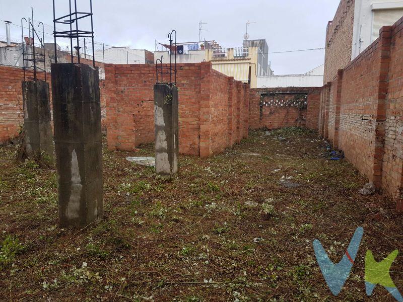 Oportunidad de inversión en un terreno urbano en Les Roquetes, Sant Pere de Ribes. Con una superficie de 320 m2, este terreno ofrece un gran potencial para desarrollar un proyecto de construcción. La ubicación es estratégica, con acceso a importantes vías de comunicación. El terreno cuenta con la posibilidad de construir en altura, con un alto potencial constructivo. Con la edificabilidad permitida, es posible desarrollar un proyecto ambicioso, como la construcción de un edificio de apartamentos, una promoción de viviendas de 6 a 8 viviendas. El terreno está situado en una zona urbanizada, lo que facilita los trámites y permisos necesarios para la construcción. . El terreno se encuentra en una zona con una alta demanda de viviendas, lo que lo convierte en una excelente oportunidad para invertir en un mercado en constante crecimiento. Además, Les Roquetes es una ubicación estratégica, con una creciente demanda de viviendas debido a su proximidad a Barcelona y a sus excelentes conexiones de transporte. Este terreno ofrece una oportunidad única para invertir y desarrollar un proyecto de construcción a medida en una ubicación en crecimiento. ¡No dejes pasar esta oportunidad de inversión en un terreno urbano con potencial para un desarrollo inmobiliario exitoso en Les Roquetes, Sant Pere de Ribes!". Clave urbanística 7.3b_la cervereta. cesión al vial                                  1,9m, 355 m2 superficie parcela final. ocupación 80%                          231 m2, profundida edificable. m2 de techo vivienda              630 m2. superficie por planta               231 m2. fachada                                            11,4 m. patio interior ajardinado        120 m2. niveles                                            PB+2PP+Pscob