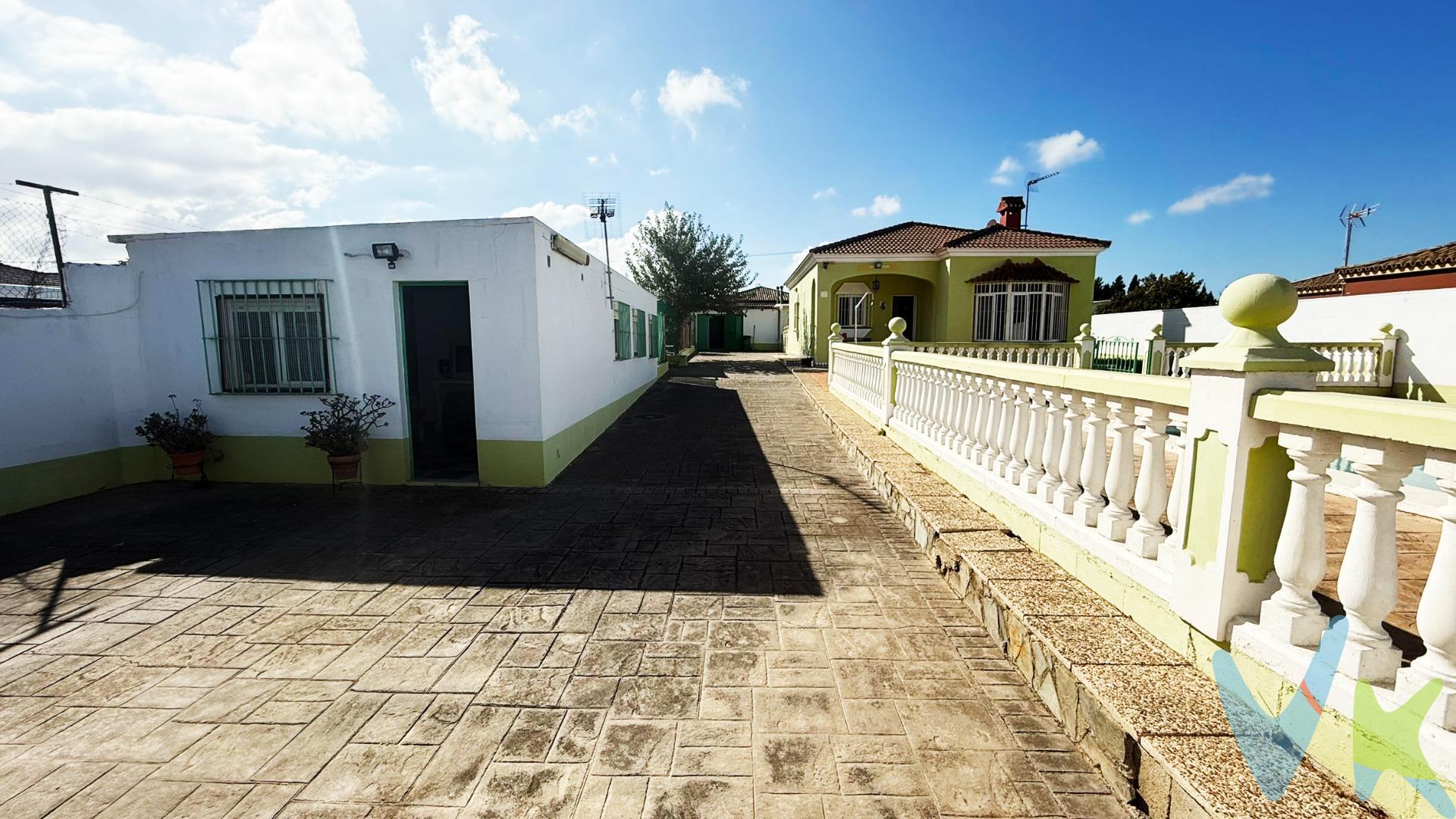 Imagina vivir rodeado de tranquilidad, en un entorno natural donde cada rincón invita a disfrutar. Este chalet en El Pinar de los Franceses te ofrece mucho más que una casa: te ofrece un estilo de vida. Con 900 metros de parcela en DIVISION HORIZONTAL. En ella encontrarás una vivienda principal, con una acogedora cocina, salon luminoso con chimenea, 3 dormitorios y baño, ideal para toda la familia. Y cuando lleguen las visitas, tendrás un apartamento independiente con todo lo necesario para recibirlas cómodamente, compuesto por salon con cocina amerricana, 2 dormitorios y baño. LE GUSTARA!!!. Fuera, la vida se disfruta al aire libre: piscina privada, merendero, jardín, huerto, garaje y hasta un pequeño salón de celebraciones con su propia cocina. Un hogar donde cada detalle ha sido pensado para vivir, compartir y disfrutar. 💫 Tu refugio perfecto en Chiclana  te está esperando. VEN A VISITARLO !!!.  Informamos a nuestros clientes de que los gastos de Notaría, Gestoría, Impuestos y los honorarios de la agencia no están incluidos en el precio. A su vez, disponemos del Documento Informativo Abreviado de la propiedad (Según Decreto 218/2005, del 11 de Octubre) y de Seguro de Caución, para la protección del dinero entregado como señal para la Reserva de una vivienda. 