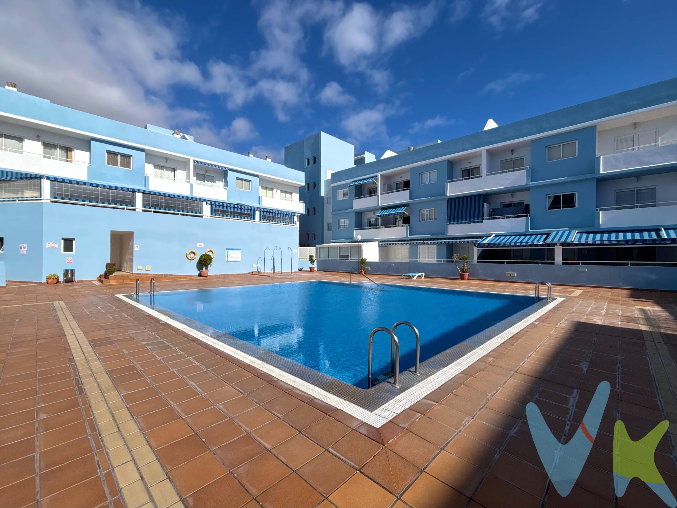 Descubre este encantador apartamento de 47 m² en el Puertito de Güímar, una de las zonas costeras más atractivas y de moda del momento, donde la tranquilidad del mar se combina con un ambiente relajado y auténtico. La vivienda cuenta con una acogedora habitación, un baño completo y una cocina americana abierta al salón, creando un espacio cómodo y luminoso para disfrutar del día a día. Además, dispone de dos balcones cerrados, perfectos para aprovechar cada rincón de la casa como zona de lectura, desayuno o relax. Ubicado en el Residencial Gran Canaria, el complejo ofrece piscina comunitaria, ideal para disfrutar del clima durante todo el año. La propiedad incluye también plaza de garaje y trastero, lo que aporta comodidad y espacio extra. Su ubicación es simplemente privilegiada: a pocos pasos del mar, en un entorno tranquilo, cada vez más valorado por quienes buscan calidad de vida y el encanto de un pueblo costero con carácter. Un hogar perfecto tanto para vivir como para disfrutarlo como refugio junto al océano. ¡No pierdas esta oportunidad! Llámame y reserva tu visita. 