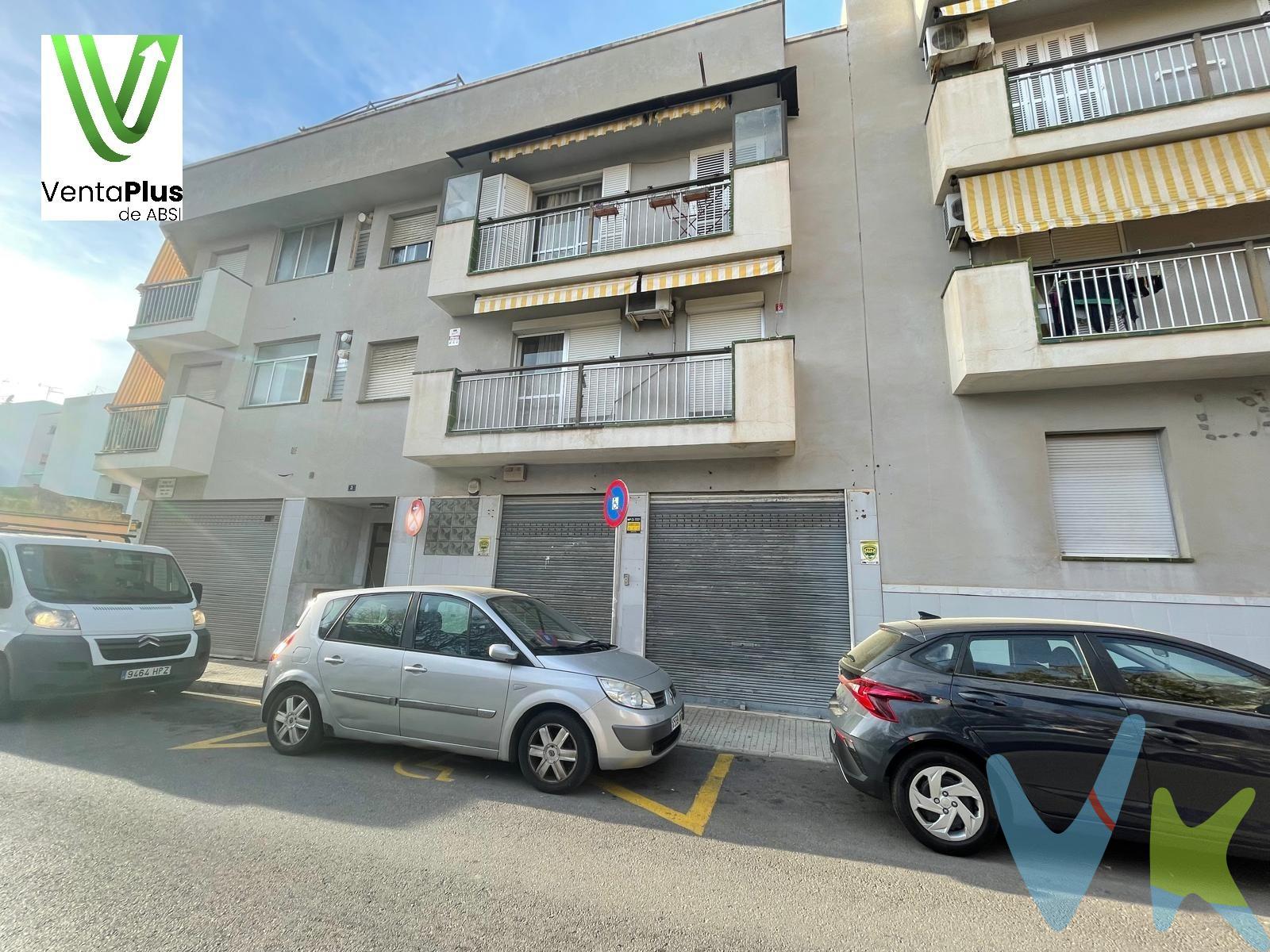 Local comercial en venta en la planta baja de un edificio residencial . Dispone de un acceso a pie de calle con portón doble metálico en  la zona La Soledad. Consta de 55 m2 de superficie construida de 50 m2 útiles, además dispone de barra y dos aseos. El local se completa con una terraza posterior a dos niveles de 36 m2. . Local susceptible de cambiar de uso a vivienda si se cumplen los requisitos establecidos por la Ley 3/2024 de 3 de mayo de medidas urgentes en materia de vivienda de les Illes Balears. . Este inmueble ha sido certificado por ABSI, (Agrupación Balear de Servicios Inmobiliarios) lo que significa que la agencia comercializadora ha supervisado la documentación necesaria para la compraventa y que el inmueble forma parte de la bolsa de propiedades en multi exclusiva ABSI. 