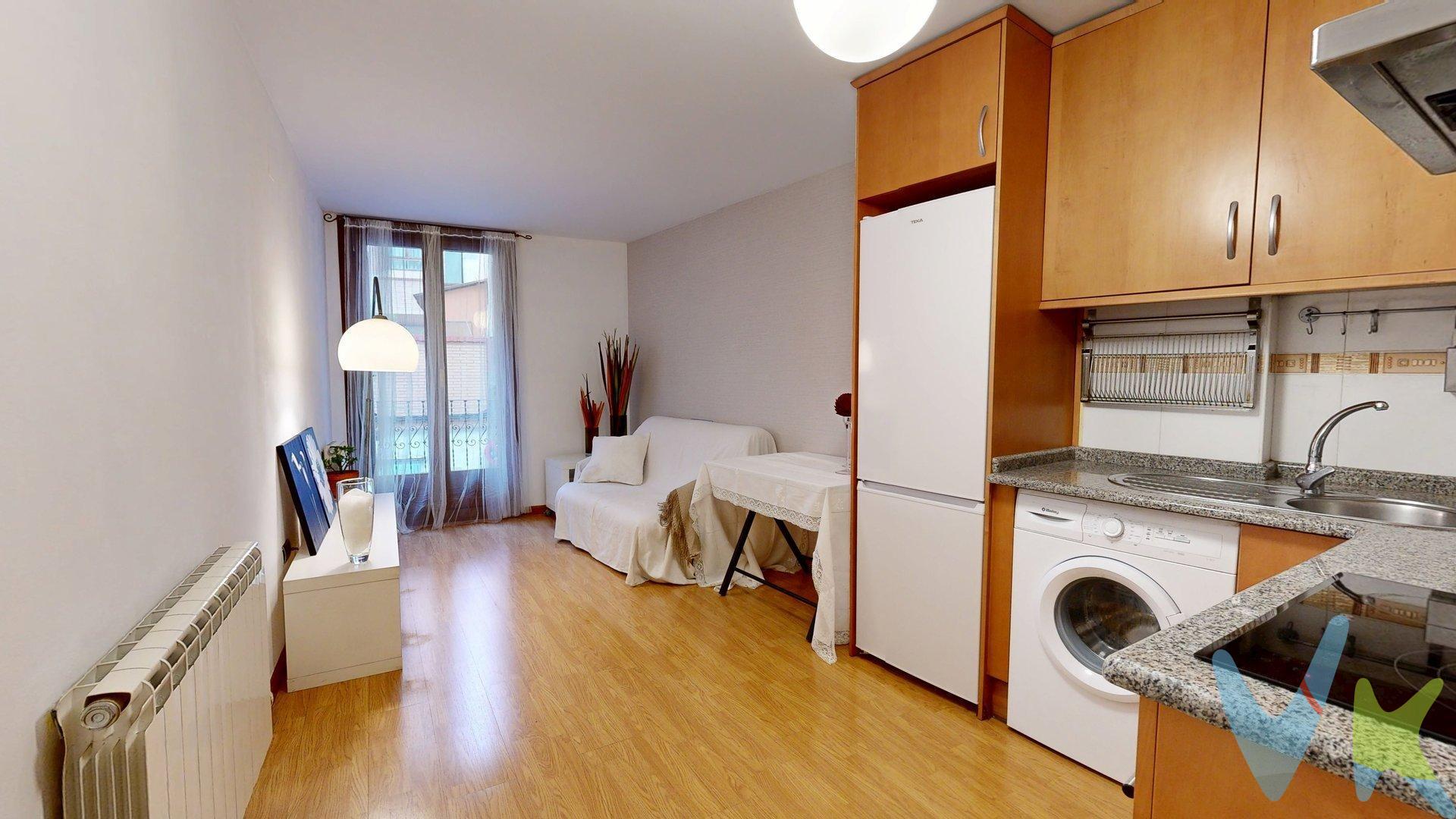 Hay viviendas que no necesitan grandes artificios para convencer. Basta con entrar, mirar alrededor y entender que aquí hay algo muy difícil de encontrar en el centro de Zaragoza: una vivienda práctica, cuidada y con una ubicación que lo pone todo al alcance. Este apartamento en Calle Antonio Agustín, en pleno Casco Antiguo, es una oportunidad perfecta para quien quiere vivir cerca de todo sin renunciar a la comodidad de un hogar recogido y funcional. También para quien busca una inversión con sentido, en una zona con demanda constante y con el atractivo de estar en una de las áreas con más vida de la ciudad. La vivienda cuenta con 41 m² construidos, distribuidos de una forma muy aprovechada. El salón con cocina integrada crea un espacio cómodo para el día a día: una estancia sencilla, luminosa y agradable, donde poder cocinar, descansar o trabajar sin perder esa sensación de hogar. La cocina queda integrada en el ambiente principal, con una distribución práctica y equipada para el uso diario. Todo está pensado para que el espacio funcione bien, sin metros desaprovechados y con una sensación cómoda desde el primer momento. El dormitorio es independiente, tranquilo y con buen espacio de almacenaje gracias a su armario. Una habitación pensada para descansar, con salida a una pequeña galería interior que aporta ventilación y un rincón extra muy útil. Además, la vivienda dispone de baño completo con ducha. El apartamento se encuentra en buen estado de conservación y cuenta con suelos de tarima, calefacción y agua caliente por gas natural, carpintería exterior de madera con Climalit y carpintería interior en madera. Una vivienda con orientación norte-sur, bien resuelta y cómoda tanto para vivir como para alquilar. Y luego está la ubicación. Calle Antonio Agustín te sitúa en el corazón de Zaragoza, rodeado de servicios, comercios, colegios, centros comerciales, autobuses y tranvía. Una zona donde todo queda cerca, donde puedes moverte andando y disfrutar de la vida urbana. Ideal para empezar, para independizarse, para tener un refugio propio en el centro o para invertir en una vivienda con una ubicación muy atractiva. Si buscas una propiedad práctica y bien situada, esta puede ser una oportunidad que merece la pena visitar. AVISO IMPORTANTE:. Gastos e impuestos no incluidos. En segundas transmisiones, el comprador deberá abonar, con carácter orientativo, el Impuesto sobre Transmisiones Patrimoniales (ITP), tipo general en Aragón al 8%, calculado sobre el mayor valor entre el precio de compraventa y el valor de referencia catastral. También serán a cargo del comprador los gastos de Notaría y Registro, según aranceles legalmente establecidos, así como, en caso de financiación, los gastos derivados de tasación, condiciones bancarias, gestoría y cualquier otro coste inherente a la compraventa o que legalmente pudiera corresponderle. Operación sujeta a doble mediación. Existen honorarios a cargo del comprador, salvo pacto en contrario, no incluidos en el PVP. El consumidor podrá solicitar información y documentación adicional sobre el inmueble, sus características, condiciones de la operación y servicio de mediación en nuestra oficina, por teléfono o por email. La agencia actúa exclusivamente como intermediaria. Las condiciones de la compraventa quedarán sujetas a la aceptación expresa del vendedor y a la posterior formalización del contrato. La información publicada corresponde a la disponible en la fecha del anuncio y puede variar por actualizaciones legales, fiscales, contractuales o por circunstancias del inmueble. Anuncio meramente informativo, no vinculante y sujeto a posibles errores. Para más información sobre el ITP en Aragón, puede consultarse el portal oficial de la Agencia Tributaria Autonómica. Las tarifas notariales y registrales están reguladas por el Real Decreto 1426/1989 y el Real Decreto 1427/1989, respectivamente.