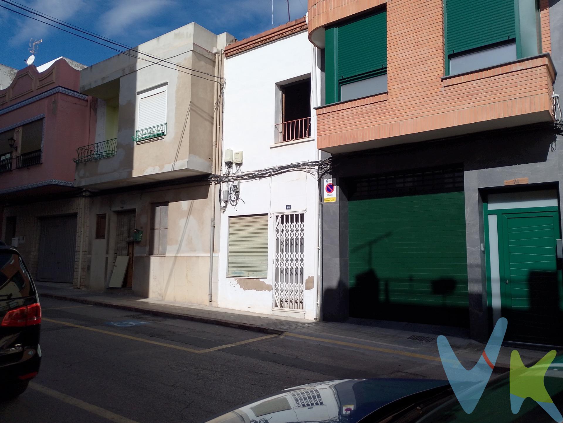 Casa con encanto para reformar en la calle Guzmán, La Vall d’Uixó. Se vende acogedora casa de pueblo situada en la calle Guzmán, en pleno corazón de La Vall d’Uixó. La vivienda conserva la estructura tradicional de las casas del casco antiguo, con dos alturas y un encantador patio interior, ideal para disfrutar de momentos al aire libre. Requiere una reforma integral, lo que ofrece una magnífica oportunidad para diseñar y crear el hogar de tus sueños, adaptado por completo a tus gustos y necesidades. Gracias a su orientación sur, la casa recibe abundante luz natural durante todo el día, creando espacios cálidos y luminosos. Una propiedad con gran potencial, perfecta para quienes buscan una vivienda con carácter en una de las zonas más tranquilas y con historia de La Vall d’Uixó.