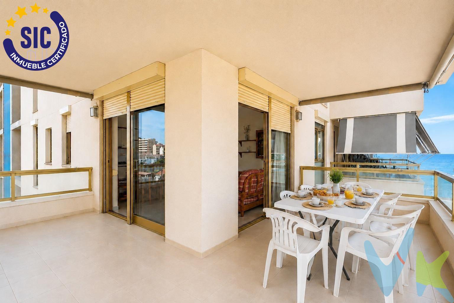 Descubra este fantástico apartamento situado en primera línea de Playa Norte de Peñíscola, una de las ubicaciones más exclusivas y demandadas de la localidad. . Su excelente emplazamiento, con vistas laterales al mar y acceso directo al paseo marítimo y a la playa, lo convierten en una oportunidad única para disfrutar del Mediterráneo en cualquier época del año. La vivienda cuenta con 69 m² construidos (60 m² útiles), distribuidos de forma práctica y funcional. Dispone de un luminoso salón-comedor de aproximadamente 21 m², con salida directa a una fantástica terraza de 16 m². El apartamento ofrece un dormitorio doble, un baño completo y una cocina totalmente equipada, lista para su uso desde el primer día. La vivienda se encuentra en buen estado de conservación, lista para entrar a vivir. Gracias a su privilegiada ubicación, esta propiedad es una magnífica opción como vivienda habitual para quienes desean residir junto al mar durante todo el año, como segunda residencia para disfrutar de vacaciones y escapadas en un entorno excepcional, o como una excelente inversión, ya que Peñíscola es uno de los destinos turísticos más visitados del Mediterráneo y mantiene una elevada demanda de alquiler vacacional durante gran parte del año. Forma parte de una cuidada urbanización privada que ofrece piscina comunitaria, pistas de tenis y amplias zonas comunes, creando un entorno perfecto para disfrutar del tiempo libre con total comodidad. Además, la vivienda incluye plaza de aparcamiento privada, un valor añadido muy demandado en esta ubicación. Su localización es excelente: en primera línea de Playa Norte y rodeada de todos los servicios, con supermercados, restaurantes, cafeterías, farmacia, transporte público, comercios y zonas de ocio a pocos pasos, permitiendo disfrutar del día a día sin necesidad de utilizar el coche. Una oportunidad única para adquirir un apartamento en una ubicación privilegiada. Contacte con nosotros y venga a visitarlo.