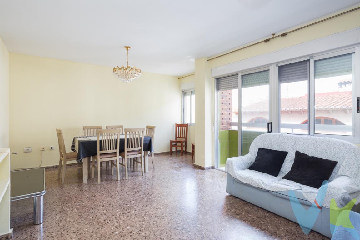 Descubre esta amplia y luminosa vivienda situada en el corazón de Miramar, una localidad que combina la tranquilidad de un entorno residencial con la cercanía al mar.

Se trata de un segundo piso sin ascensor, ubicado en un edificio de tan solo tres alturas, lo que garantiza un ambiente vecinal tranquilo y familiar. La vivienda cuenta con 4 habitaciones, dos de ellas dobles y de generosas dimensiones, todas equipadas con armarios empotrados, al igual que el pasillo, lo que aporta una gran capacidad de almacenamiento.

El salón-comedor, amplio y acogedor, dispone de salida directa a un balcón, perfecto para disfrutar de la luz natural durante todo el día. La cocina está completamente equipada y cuenta con acceso a una práctica galería. Además, la vivienda dispone de dos baños completos, lo que aporta comodidad para familias o quienes buscan espacio adicional.

Uno de los puntos fuertes de esta propiedad es su excelente luminosidad, presente en todas las estancias, creando un ambiente cálido y agradable.

Vivir en Miramar es apostar por calidad de vida: podrás disfrutar de sus playas de arena fina y aguas tranquilas, su ambiente relajado durante todo el año, y su cercanía a localidades más grandes sin renunciar a la calma. Es un lugar ideal tanto como residencia habitual como para segunda vivienda.

Una oportunidad perfecta para quienes buscan espacio, luz y una ubicación privilegiada cerca del mar.

Por mandato expreso del propietario, comercializamos este inmueble en exclusiva, lo que le garantiza un servicio de calidad, un trato fácil, un proceso sencillo, rápido y sin interferencias de terceros. Por este motivo, se ruega no molestar al propietario, a los ocupantes de la propiedad, a los vecinos o conserjes del edificio si los hubiera.

Muchas gracias por su comprensión. Si usted es agencia inmobiliaria y tiene un cliente para este inmueble, llámenos, estaremos encantados de colaborar en esta y otras operaciones.

Los datos facilitados son informativos, sujetos a pequeños errores, por lo que no suponen relación contractual alguna.

No dudes en consultarnos!!!