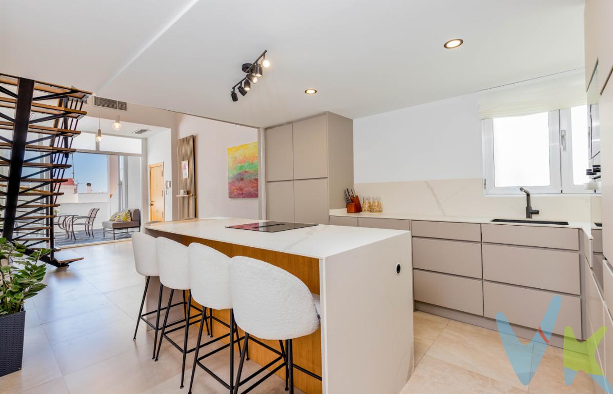 Entre el consolidado barrio de Corea y el corazón de Gandia, se encuentra esta magnífica vivienda situada en un edificio moderno, tranquilo y con pocos vecinos. Una ubicación privilegiada que te permitirá disfrutar de todos los servicios, comercios, colegios y conexiones de transporte a tan solo unos pasos de casa.En la cuarta y última planta del edificio te espera esta espectacular propiedad tipo dúplex, diseñada para quienes valoran los espacios acogedores, la calidad y el confort en su día a día.La vivienda se distribuye en dos plantas comunicadas por una elegante escalera flotante con peldaños revestidos en madera, un elemento que aporta personalidad y carácter al conjunto.Nada más entrar, se percibe una agradable sensación de bienestar. La zona principal reúne salón, comedor y cocina en un espacio abierto, moderno y funcional, pensado para disfrutar tanto de la vida cotidiana como de los momentos especiales.Desde aquí accedemos a una fantástica terraza, el lugar perfecto para desayunar al aire libre, relajarse al final del día o compartir inolvidables reuniones con familiares y amigos.En esta planta encontramos también dos amplios dormitorios. Uno de ellos dispone de baño completo en suite, mientras que un segundo baño da servicio al resto de la planta. El diseño cuidado y los materiales de calidad están presentes en cada rincón.La planta superior está concebida como un auténtico refugio dentro del hogar. Un acogedor espacio de estar invita a disfrutar de una película, una buena lectura o una tarde junto a la chimenea. Junto a esta zona se encuentra un elegante despacho acristalado y la magnífica suite principal, con baño privado, creando un espacio íntimo y exclusivo para desconectar del mundo.En cuanto a calidades, la vivienda cuenta con ventanas Climalit, carpintería de madera maciza, suelos de alta calidad y aire acondicionado por conductos, además de numerosos detalles que descubrirás durante la visita.Y para completar esta magnífica propuesta, el precio incluye trastero en el mismo edificio y una plaza de aparcamiento cercana.Una vivienda diferente, llena de encanto, diseño y personalidad, que merece ser descubierta en persona.Contacta con nosotros y estaremos encantados de acompañarte en la visita.
