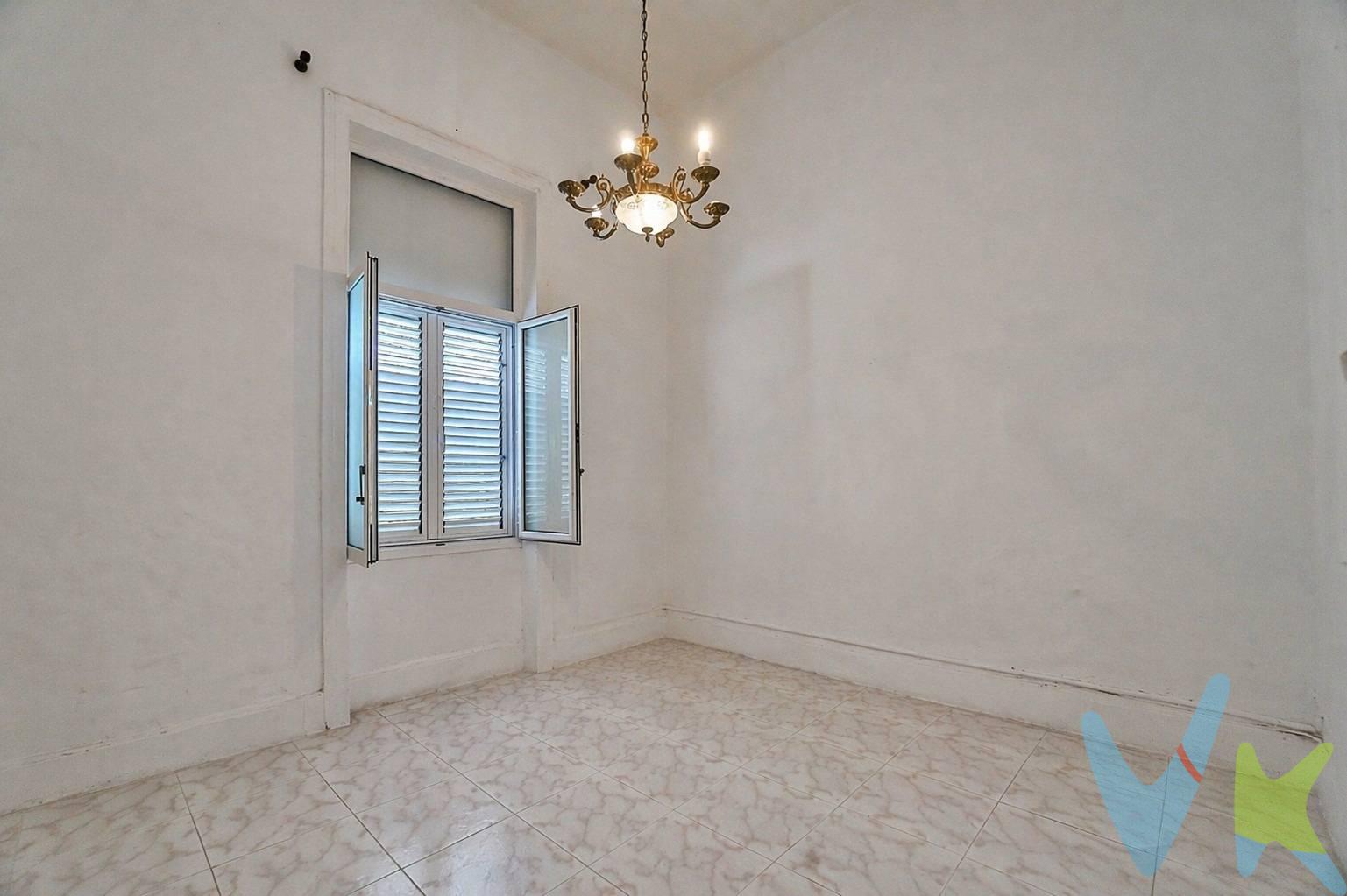 Se vende acogedor piso bajo a nivel de calle, ideal para quienes buscan comodidad sin barreras arquitectónicas: acceso directo sin necesidad de subir escaleras. La vivienda cuenta con 2 dormitorios, un amplio salón, 1 baño y cocina independiente, ofreciendo una distribución funcional y cómoda para el día a día. Dispone además de dos espacios extra muy versátiles:. Patio trasero cubierto, perfecto como trastero y despensa. Patio interior cubierto de uso privativo, ideal como comedor adicional, zona de relax o espacio multifuncional. Ubicado en un edificio tranquilo de tan solo 3 vecinos, con acceso desde el hall común y sin gastos de comunidad, lo que lo convierte en una opción aún más atractiva. Destacan sus techos altos, que favorecen la ventilación natural y ayudan a mantener una temperatura agradable durante todo el año. Su ubicación es inmejorable: en La Isleta, a solo 500 metros de la playa de Las Canteras (zona La Puntilla), rodeado de todos los servicios y con el mar a un paso. Ideal tanto como vivienda habitual, inversión o segunda residencia. . 