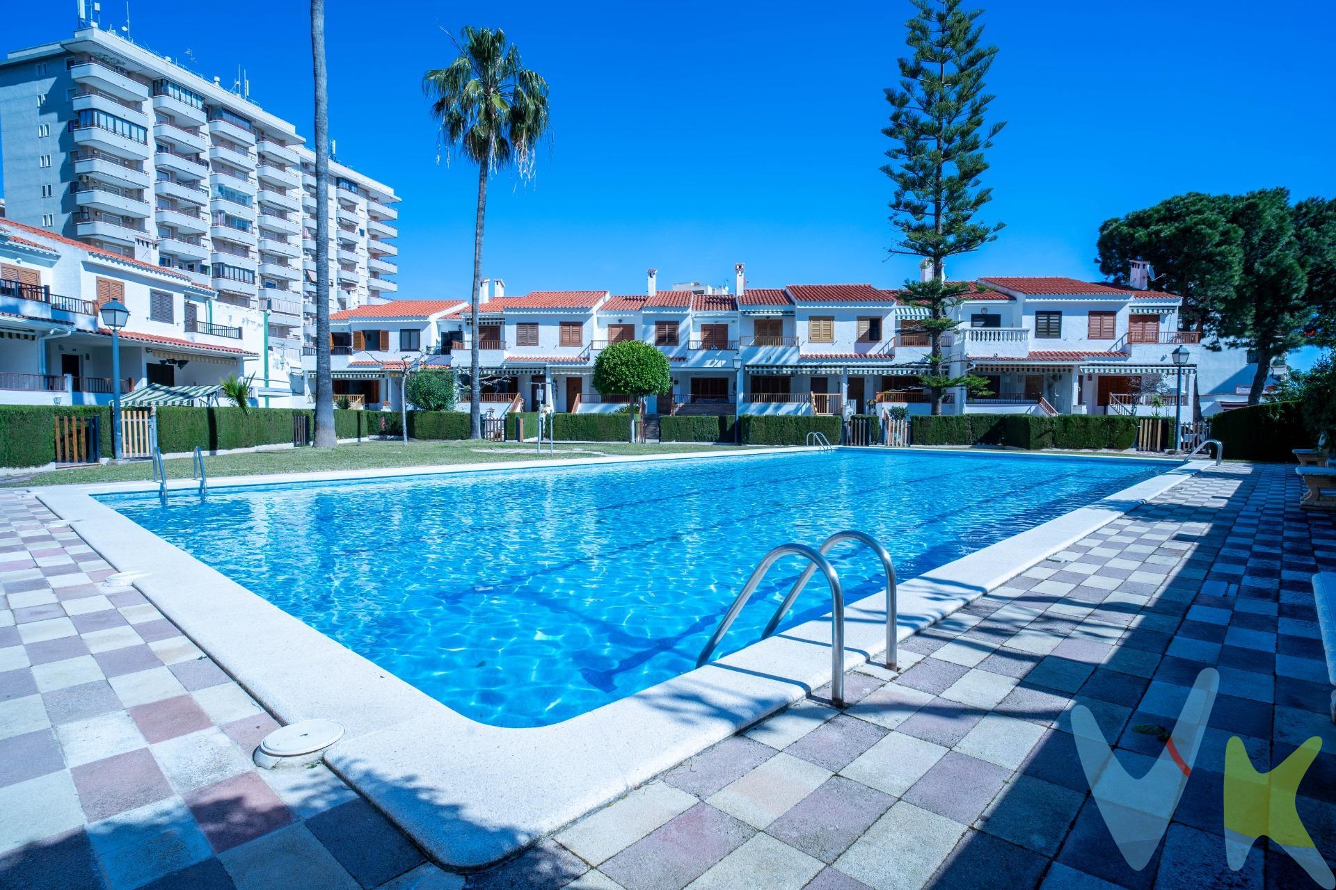 Descubre este bonito adosado en un entorno privilegiado a escasos metros de La Playa de Concha. La calidez y la tranquilidad se fusionan en esta vivienda. Al acceder a la propiedad, un pequeño jardín privado, te invita a relajarte. La terraza, con su entrada principal, te conduce a un salón-comedor luminoso, una  cocina amplia totalmente equipada, una práctica galería o zona de lavado y un aseo. En la primera planta nos encontramos con dos habitaciones dobles, una de ellas con salida a una terraza con vistas panorámicas del residencial, dos habitaciones individuales, todas con armarios empotrados y un baño completo con bañera. Y por último en la planta sótano descubrimos un garaje espacioso y una zona de reunión con barbacoa. Además de ello, el residencial cuenta con una espectacular piscina y un frontón. Una oportunidad única para vivir en un lugar mágico. Los metros útiles son aproximados. Este inmueble es en exclusiva, con lo que le facilitamos cualquier información sobre la vivienda. Por este motivo, solicitamos no molesten al propietario, ocupantes de la propiedad, vecinos o jardineros de la comunidad. . Muchas gracias por su comprensión. El precio indicado puede sufrir variaciones. En todos los casos los precios expuestos son más impuestos y gastos derivados de la transmisión del inmueble.