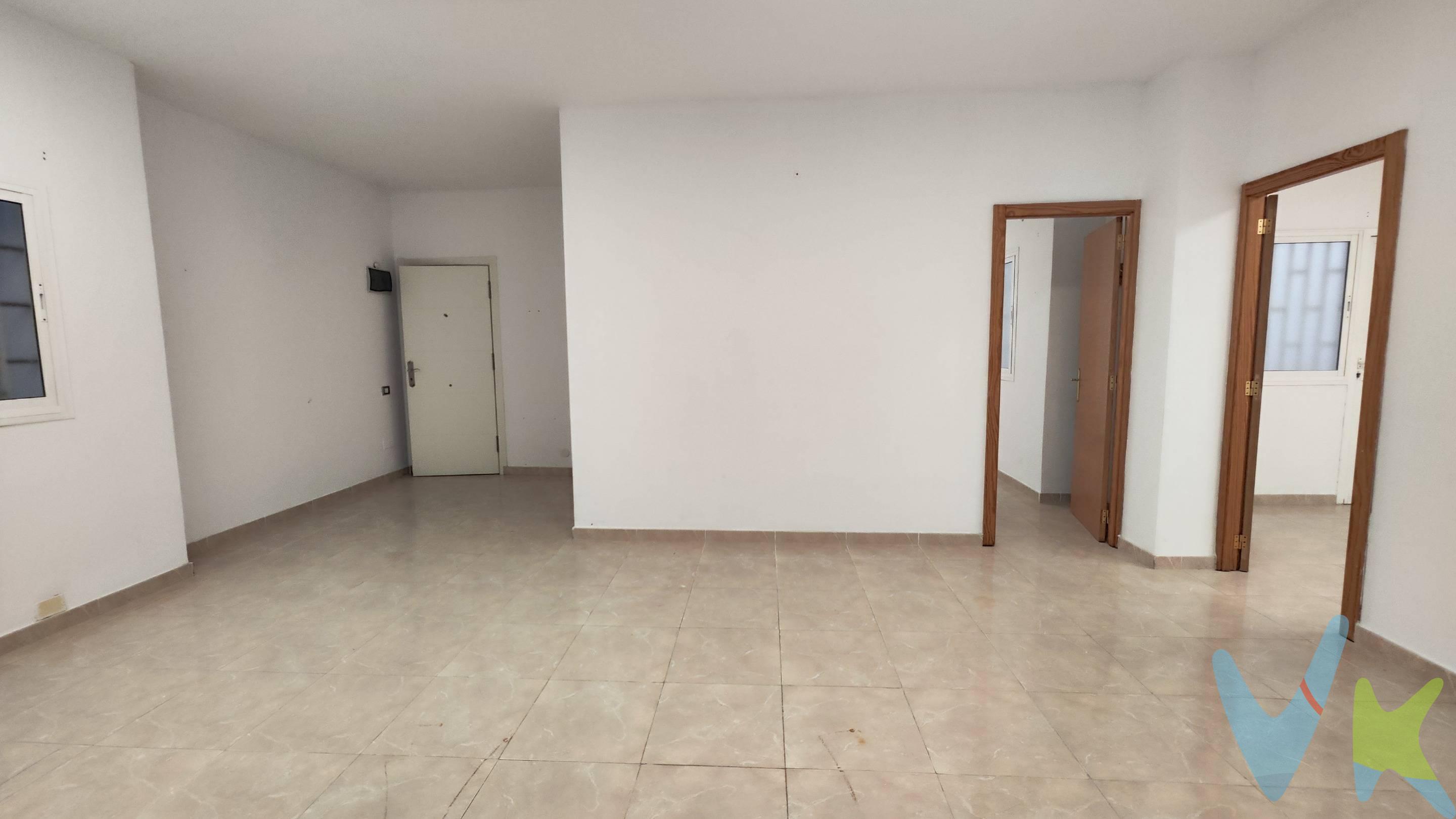 Oportunidad única de adquirir una oficina con una distribución práctica, perfecta para profesionales, pequeñas empresas o como inversión para la RIC. La propiedad se encuentra en una zona estratégica, entre institutos y el Cabildo rodeada de todos los servicios necesarios, además de fácil acceso a las principales vías de la ciudad. Una ubicación que ofrece comodidad tanto para sus empleados como para sus clientes. El edificio dispone de ascensor, y sus 65m2 útiles están perfectamente distribuidos en 3 espacios amplios que se adaptan a distintas necesidades, pudiendo funcionar como oficina, despacho, sala de reuniones, coworking. Ideal para un trabajo organizado y privado. Además cuenta con un baño completo y una excelente circulación de aire natural y luminosidad, gracias a su ventilación cruzada y ventanas hacia los patios interiores. ¡No deje escapar ésta ocasión de poner en marcha su negocio y ven a verlo! Gastos de impuestos, registro y notaría no están incluidos en el precio. 