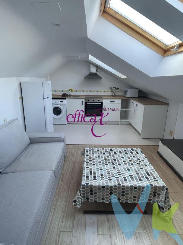 Presentamos este acogedor ático de 1 dormitorio, perfecto tanto para quienes buscan una excelente rentabilidad a pocos minutos de Toledo, como para parejas jóvenes que se quieran independizar o para una sola persona. Ubicado en una tercera planta, este inmueble destaca por su luminosidad, su distribución funcional y un ambiente moderno que lo convierte en una opción muy atractiva para alquiler.
Al acceder, encontramos un práctico hall de entrada que da paso a un acogedor salón con cocina americana abierta, creando un espacio cómodo y actual. El piso se completa con un dormitorio independiente y un baño completo, todo en perfecto estado para entrar a vivir o alquilar de inmediato.
La vivienda se encuentra en un edificio tranquilo y bien situado, en pleno pueblo de Gerindote, a solo 5 minutos de Toledo, donde podrás disfrutar de todos los servicios: supermercados, centro médico, estación de autobuses con conexiones a Toledo y Madrid, e incluso tren directo a Madrid desde la capital toledana.
Si buscas una inversión segura, bien ubicada y lista para generar ingresos, este ático es para ti. ¡No dejes pasar esta oportunidad!
La compra de este inmueble conlleva un servicio de formalización y gestión de la compraventa para el comprador, cuyo coste no está incluido en el precio publicado.
Se le informará de todos los gastos asociados a la compraventa antes de la reserva para que usted compre con la máxima seguridad, tranquilidad y transparencia. 
