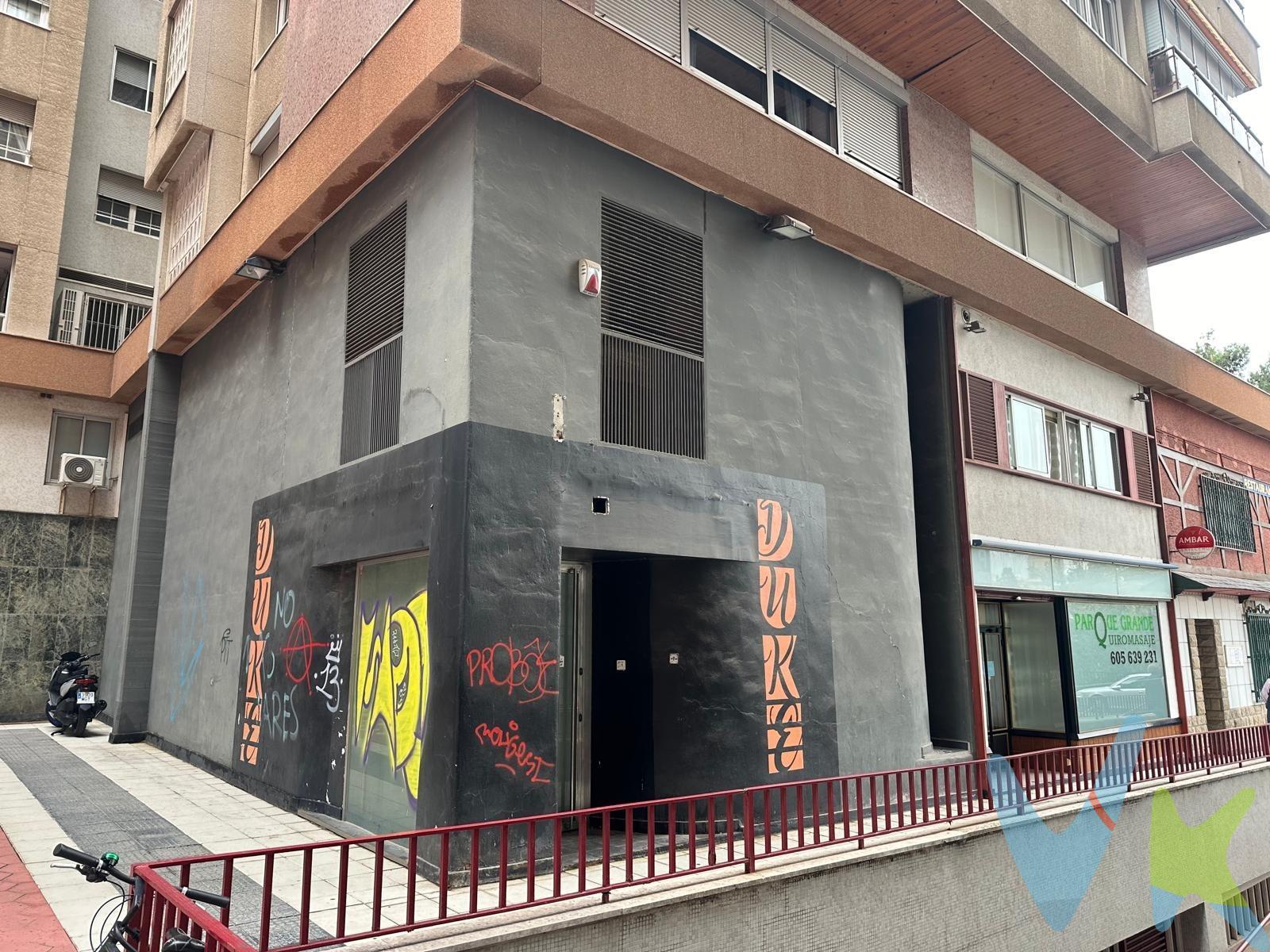 Local en la calle Alfonso X el Sabio, junto al Parque Grande. Ha funcionado como pub durante años, ideal para el ocio nocturno. . Al entrar, te encuentras con una amplia zona diáfana en la planta baja. Este espacio está diseñado para maximizar el flujo de personas, con una barra larga de servicio situada estratégicamente en uno de los laterales. Los aseos para los clientes se ubican en esta planta y varias dependencias como almacén o cuarto trastero. Se encuentra en una zona privilegiada y consolidada dentro del núcleo urbano, rodeada de edificios residenciales y oficinas, lo que garantiza una constante afluencia de personas. Un aspecto clave es que esta área cuenta con poca oferta de restauración y ocio nocturno, lo que convierte a este espacio en una oportunidad única para atraer a un gran número de clientes potenciales que actualmente no tienen muchas opciones cercanas para disfrutar de un pub. Estado aceptable, con unos simples retoques decorativos o ajustes estéticos, cada propietario o inquilino puede personalizar el espacio según el enfoque de su negocio, ya sea para continuar con el concepto de pub, adaptarlo a un restaurante temático.. Las mejoras necesarias pueden incluir cambios menores en la iluminación, la disposición del mobiliario, o la incorporación de elementos que resalten la identidad del local, pero en general, no se requiere una gran inversión en reformas. Esto lo convierte en una opción ideal para quienes buscan un local en una ubicación estratégica, listo para comenzar a funcionar. ¡Llámanos y lo visitamos!. **NOTA HISTÓRICA: Alfonso X de Castilla, llamado el Sabio,​ fue el rey de Castilla. A la muerte de su padre, Fernando III el Santo, reanudó la ofensiva contra los musulmanes. Como hijo de Beatriz de Suabia, aspiraba al trono del Sacro Imperio Romano Germánico, por lo que dedicó más de la mitad de su reinado a este proyecto sin obtener ningún resultado positivo. Gastos de compraventa e intermediación no incluidos. 