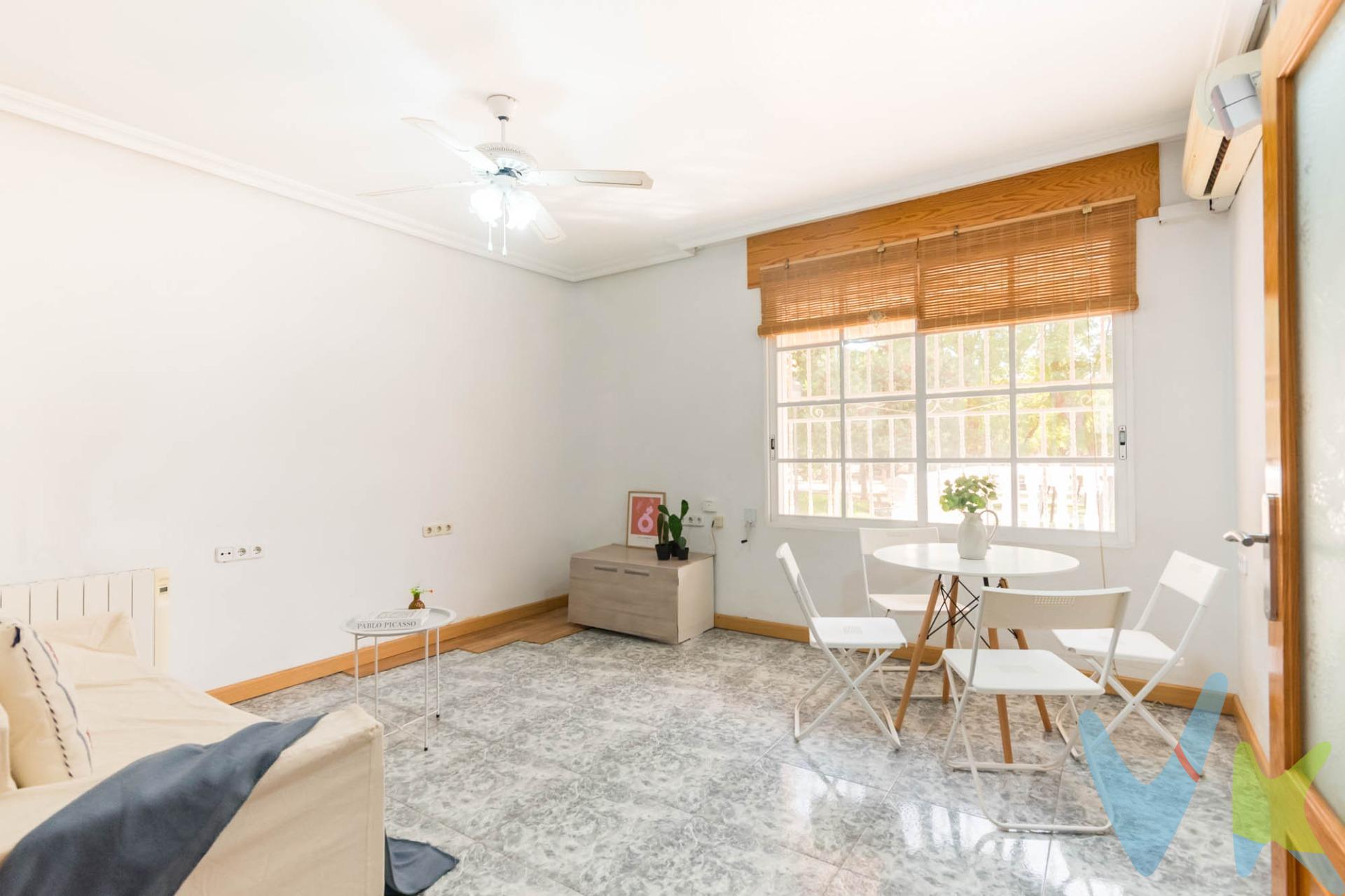 Crea el hogar que siempre has soñado, en este magnífico dúplex, con todos los servicios a un paso y una excelente conexión con la autovía, es un privilegio, situado en el demandado barrio de San Miguel de Molina de Segura, reúne, comodidad y una ubicación ideal para disfrutar del día a día, su orientación Levante-Mediodía proporciona una agradable luz natural durante gran parte del día, creando espacios cálidos y acogedores. La vivienda cuenta con 92 m² distribuidos en dos plantas, además de un amplio garaje de aproximadamente 55 m² con acceso directo desde el patio. Distribución, al acceder a la vivienda nos recibe un agradable porche de entrada, perfecto como espacio de bienvenida o zona de descanso. En la planta baja encontramos: salón-comedor, cocina independiente, despensa, baño completo con bañera, patio con acceso directo al garaje de unos 55 m², un espacio ideal para varios vehículos, almacenamiento o zona de trabajo. La planta alta dispone de 3 dormitorios, uno de ellos con salida a un balcón, baño completo con pie de ducha. Una ubicación que marca la diferencia, frente a un jardín, con todo lo necesario para el día a día sin necesidad de coger el coche. En sus inmediaciones encontrarás: supermercados, bancos, farmacias, droguerías, colegios y guarderías, restaurantes y cafeterías, biblioteca, centro social, academia de baile, parada de autobús. PVP: 186.999€. No incluye gastos, impuestos y demás gastos legalmente correspondan al comprador: ITP del 7,75% con carácter general; existen excepciones según normativa aplicable (1). Base imponible el mayor valor entre el precio de ven-ta o el valor referencia catastral. Gastos Notaría y Registro: 1.900€ aprox. según complejidad y aranceles vigentes (2). Financiación: gastos de hipoteca, tasación y gatos bancarios a cargo del comprador, según su necesidad y elección. Servicio doble de intermediación: Honorarios inmobiliaria a cargo del comprador: 3% precio final con un mínimo de 3.000€, más IVA (21%), salvo acuerdo contrario tras negociación, no incluidos en PVP. Operación y condiciones de compraventa sujeta a aceptación expresa del vendedor. Para acceder a información y documentación legalmente exigible por el consumidor: https://www.inmotasa.es/consumidor/ .   Comercialización en multiexclusiva: Por mandato expreso del propietario, este inmueble se comercializa en multiexclusiva, lo que garantiza un acceso completo a la información, un servicio profesional y una gestión ordenada, sin interferencias de terceros. Si eres agente inmobiliario y tienes un cliente interesado, estaremos encantados de colaborar.    Una compra tranquila y bien acompañada: Al contactar directamente con nosotros, evitarás molestias innecesarias a la propiedad. Nos encargamos de toda la intermediación, facilitándote la documentación, la información necesaria y un trato cercano, claro y sin complicaciones.  (1) Para una información exhaustiva sobre el funcionamiento, tipos impositivos y bonificaciones del ITP en la Región de Murcia, puedes consultar el portal oficial de la Agencia Tributaria Autonómica en el siguiente enlace: agenciatributaria.carm.es/ITPAJD. (2) Tarifas notariales y registrales reguladas en Anexo I Del Real Decreto 1426/1989 y, Anexo I Del Real Decreto 1427/1989, respectivamente. . . 