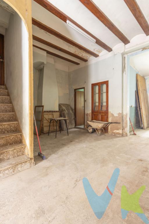 ¿Buscas un proyecto donde crear el hogar de tus sueños? ?Te presentamos esta joya de arquitectura tradicional situada en la zona más exclusiva y consolidada de Massalfassar. Ubicada junto al Ayuntamiento, esta propiedad te ofrece la oportunidad de vivir en el centro neurálgico del pueblo, donde la tranquilidad del casco histórico se combina con la comodidad de tener todos los servicios a un paso.LO QUE HACE ÚNICA A ESTA PROPIEDAD:? Espacios que respiran: Con 224 m² construidos y distribuidos en dos plantas, la amplitud es la protagonista.? Doble Oasis Exterior: Patio Interior (Planta Baja):  Terraza Solárium (Planta Superior):Distribución: 2 Alturas.Superficie: 224 m². Estado: Para reformar (Gran potencial de personalización).No compres solo metros cuadrados, compra  con visiion de hacer tu  proyecto de vida.Se muestra a título informativo y no contractual. El precio no incluye lo siguiente: Honorarios de la agencia inmobiliaria, impuestos (IVA, ITP) y otros gastos de la Compraventa (notaria, gestoría y registro).