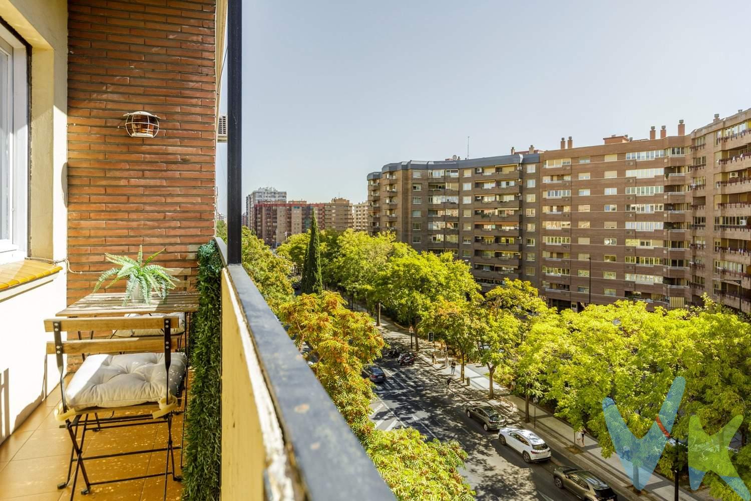 Imagina tener la oportunidad de crear el hogar de tus sueños, en una de las zonas más premium de la ciudad. Este amplio piso en venta en la calle Madre Vedruna es ese lienzo en blanco que llevas tiempo buscando. A veces, comprar una vivienda ya reformada significa conformarte y pagar por el gusto de otra persona. Aquí, con sus 4 dormitorios y 2 baños, el límite lo pone tu imaginación. ¿Una espectacular cocina abierta con isla? ¿Una suite principal con tu propio vestidor? Tú decides cómo distribuir cada metro cuadrado para que encaje al 100% con vuestro estilo de vida. Pero lo que te enamorará en tu primera visita es justo aquello que no se puede comprar ni cambiar con una obra: su luz natural y su ubicación. Al ser una 5ª planta con una fantástica orientación sureste, disfrutarás de un piso cálido, alegre y bañado por el sol. Y tomarte un café asomado a la ventana con vistas despejadas a la Avenida de las Torres, justo frente al Parque Miraflores, es un auténtico lujo. ¿Cómo será vuestro día a día viviendo aquí?. Pura calidad de vida. Todo está pensado para tu comodidad:. Adiós a los atascos mañaneros: Vivirás junto a los mejores colegios de Zaragoza, a un paso de Corazonistas y Agustinos. Tus hijos podrán ir andando en minutos. Servicios a tu puerta: Tienes el Parque Miraflores cruzando la calle para pasear y un Mercadona enfrente para que hacer la compra sea lo más rápido y cómodo del mundo. Tranquilidad y accesibilidad: Una finca representativa, cuidada al detalle, con servicio de conserje, portal totalmente adaptado (sin un solo escalón) y 2 ascensores. Viviendas para actualizar con esta luz, altura y metros en pleno centro salen muy pocas al mercado. Es el momento de hacer la inversión más inteligente: comprar espacio y ubicación para diseñar tu hogar definitivo. 📞 ¿Te vas a quedar con la duda? Contáctanos hoy mismo, ven a visitarlo y empieza a visualizar el resultado. *** Gastos e impuestos no incluidos. A título orientativo, en segundas transmisiones, el comprador abonará: Impuesto sobre Transmisiones Patrimoniales (ITP), tipo general en Aragón al 8% (*). Base de cálculo: mayor valor entre precio de compraventa o valor de referencia catastral. Gastos de Notaría y Registro: Aranceles variables según precio, número de copias y complejidad; cálculo según tarifas normativas. Si se precisa hipoteca: Tasación, condiciones y costes bancarios según entidad elegida por el comprador; así como gastos de gestoría y cualesquiera otros inherentes a la compraventa. No se incluyen otros gastos o tributos que puedan por Ley corresponder al comprador. Operación sujeta a doble mediación. Existen honorarios a cargo del comprador, salvo pacto en contrario, no incluidos en PVP. El consumidor conforme a la normativa vigente podrá solicitar información y documentación adicional relativa al inmueble, sus características, condiciones de la operación y del servicio de mediación en la oficina y/o a través de nuestro teléfono de contacto o mail. La agencia actúa exclusivamente como intermediaria en la compraventa, cuyas condiciones, en todo caso, estarán sujetas a la aceptación expresa del vendedor del inmueble y posterior formalización del contrato. La información suministrada se corresponde con la disponible a la fecha de publicación, pudiendo variar en función de las circunstancias o actualizaciones legales, contractuales y fiscales. Anuncio de carácter meramente informativo. Para una información exhaustiva sobre el funcionamiento, tipos impositivos y bonificaciones del ITP en Aragón, puede consultar el portal oficial de la Agencia Tributaria Autonómica. Tarifas notariales y registrales reguladas en el Anexo I del Real Decreto 1426/1989 y Anexo I del Real Decreto 1427/1989, respectivamente. Anuncio no vinculante, puede contener errores.