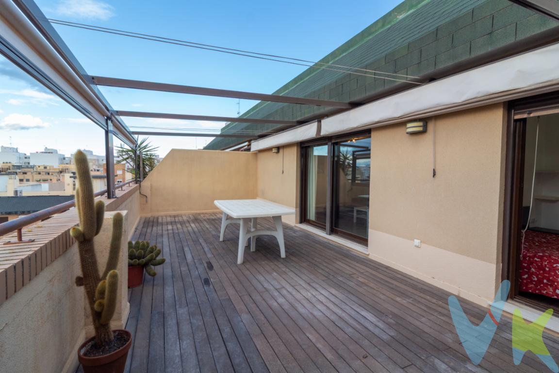 Amplio ático en venta en Puerto de Sagunto: Un hogar diseñado para disfrutarSe presenta una oportunidad única para adquirir un impresionante ático en uno de los núcleos más atractivos de Puerto de Sagunto. Localizado en la conveniente zona de Avenida de Abril - 9 de Octubre, este inmueble combina comodidad, diseño moderno y todas las prestaciones necesarias para una vida plena.Este espléndido piso consta de un total de 111 metros cuadrados construidos, de los cuales 97 son útiles, proporcionando así un espacio amplio y bien distribuido. El edificio, edificado en 2006, cuenta con instalaciones modernas que se adaptan a las exigencias del estilo de vida actual. Situado en la planta 05, el ático ofrece vistas privilegiadas y una luminosidad excepcional que inunda cada rincón del hogar.En su interior, la vivienda se compone de tres amplias habitaciones. Cada habitación está diseñada para ofrecer máximo confort y privacidad, permitiendo crear espacios personalizados según las necesidades de sus habitantes. La distribución de los espacios es funcional y acogedora.Uno de los grandes atractivos del inmueble es su magnífica terraza, un lugar perfecto para disfrutar de momentos de relajación al aire libre, ya sea con amigos o familiares. Las vistas panorámicas desde la terraza añaden un valor incalculable a esta propiedad, permitiendo disfrutar de atardeceres únicos sobre el horizonte de Puerto de Sagunto. Con unas vistas hacia la zona de montañas. Este ático también cuenta con el beneficio adicional de un garaje incluido en el precio. La comodidad de disponer de un lugar propio para estacionar el vehículo es un detalle que facilita el día a día, ofreciendo seguridad y practicidad.No podemos olvidar mencionar el acceso exclusivo a la piscina comunitaria del complejo. Un espacio donde disfrutar del sol y refrescarse en los días calurosos, ideal tanto para adultos como para los más pequeños. Este servicio aporta un extra de calidad de vida difícil de igualar.El inmueble está equipado con un ascensor, una comodidad adicional que facilita el acceso a la vivienda, especialmente en el caso de aquellos que tienen niños pequeños, personas mayores o cargas pesadas. Esta característica añade valor a la propiedad y mejora la calidad de vida de sus habitantes.El entorno ofrece todo tipo de servicios a escasos minutos a pie. Hay una gran variedad de tiendas, restaurantes, y supermercados cercanos, lo que significa que las necesidades cotidianas están siempre cubiertas. La conectividad con el resto de la ciudad es excelente, haciendo de esta ubicación un lugar estratégico tanto para el trabajo diario como para el ocio.El carácter único de este ático lo convierte en una opción ideal para quienes buscan una residencia en Puerto de Sagunto con todas las comodidades a su alcance. Visitar esta propiedad es comprender el verdadero significado de vivir en un hogar que combina ubicación, espacio, y servicios excepcionales. No pierda la oportunidad de adquirir este magnífico ático y comience a disfrutar de una vida plena en Puerto de Sagunto. OBSERVACIONES:  En nuestra agencia contamos con el distintivo de Agentes de Intermediación Inmobiliaria de la Comunitat Valenciana (Número de registro RAICV 1394) y cumplimos con todos los requisitos que debe tener un profesional del sector inmobiliario.Por mandato expreso del propietario, comercializamos este inmueble en exclusiva, lo que le garantiza el acceso a toda la información, a un servicio de calidad, un trato fácil, sencillo y sin interferencias de terceros. Si usted es agente inmobiliario y tiene un cliente para este inmueble, llámenos estaremos encantados de colaborar.El precio indicado no incluye gastos ni otros conceptos. A tal efecto, se informa que al referido precio habrá que añadirle los gastos propios de la transmisión inmobiliaria, entre los que cabe enumerar los siguientes: honorarios notariales, impuesto al que se encuentre sujeta la transmisión (Impuesto sobre el Valor Añadido o Impuesto sobre Transmisiones Patrimoniales y Actos Jurídicos Documentados, según el caso), gastos de inscripción en el Registro de la Propiedad y honorarios de intermediación de la agencia inmobiliaria.¿Qué te ofrecemos en nuestra agencia?  - Honestidad y transparencia- Agilizamos y hacemos más cómodo el proceso.  - ¡Nos ocupamos de todo! Cero preocupaciones.  - Recibe apoyo legal y fiscal durante todo el proceso.  - Experto inmobiliario 100% a tu lado.  - Asistencia post venta ¡Seguimos a tu lado!  Si deseas saber más, no dudes en ponerte en contacto con nosotros. 