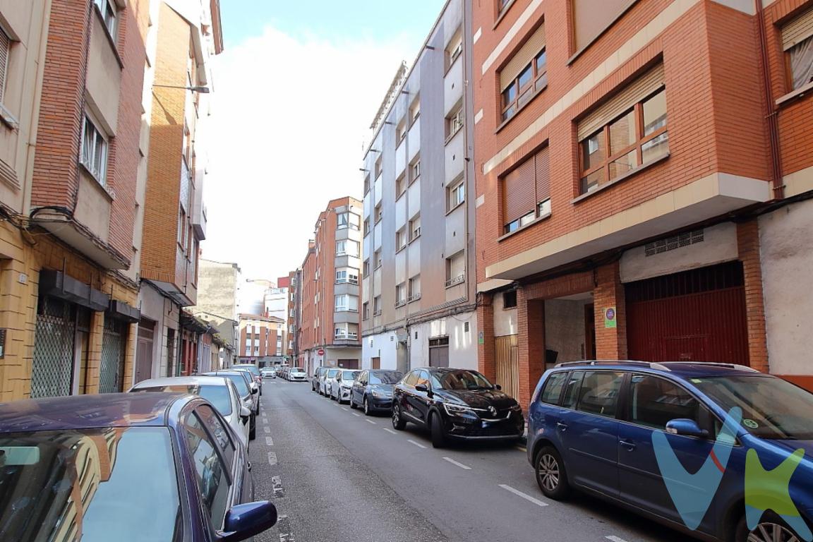 Descubra su nuevo hogar en el barrio de La Calzada, Gijón. Esta magnífica vivienda en venta ofrece la combinación perfecta de comodidad y conveniencia, con una ubicación privilegiada y todas las características que usted desea para su bienestar. Situado en la planta 2 de un edificio bien mantenido  este espacioso piso le brindará un ambiente acogedor y funcional.El inmueble dispone de 108.12 metros construidos, de los cuales 80.31 metros son útiles, distribuidos eficientemente en 4 dormitorios. Esta distribución le permitirá disfrutar de amplias estancias para toda la familia o incluso transformarlas en oficinas o espacios de ocio personalizados. Todas las habitaciones cuentan con buena iluminación natural, asegurando un entorno cálido y agradable en cualquier época del año.La conveniencia está a la vuelta de la esquina. Este inmueble está completamente amueblado y equipado con electrodomésticos de calidad, listos para que se instale sin preocupaciones. Con el transporte a su alcance, la propiedad cuenta con fácil acceso a trenes y autobuses, lo que hará su día a día más sencillo y rápido a la hora de desplazarse por la ciudad o conectar con otros destinos.Desde el momento en que entre al edificio, sentirá la comodidad de contar con un ascensor que facilita el acceso a todas las plantas, sin tener que preocuparse por cargar con pesadas compras o enfrentar dificultades para personas con movilidad reducida. Este aspecto se suma a las facilidades que ofrece vivir en un entorno urbano moderno.Cerca de la propiedad, encontrará una amplia variedad de servicios a su disposición, incluidos supermercados, comercios, colegios y áreas verdes. Vivir en La Calzada le permitirá disfrutar de un barrio dinámico con un ambiente acogedor y familiar, idóneo para quienes buscan asentarse en una zona en constante desarrollo. Otro atractivo es su proximidad a la Playa de El Arbeyal.La magnífica distribución de la vivienda incluye un salón comedor acogedor, ideal para momentos de reunión familiar o para relajarse después de un largo día. La cocina americana, equipada y amueblada, está diseñada para ofrecer funcionalidad, haciendo de la preparación de sus platos favoritos una tarea agradable y sencilla. Además, el lugar ofrece la posibilidad de personalizar ciertos espacios según sus gustos y necesidades.Esta oportunidad única le llama a vivir en un lugar que equilibra funcionalidad, confort y un ambiente comunitario agradable. No deje pasar la ocasión de visitar este fantástico piso en Gijón y descubra por qué es el lugar ideal para convertirse en su nuevo hogar. Su próxima residencia está lista para darle la bienvenida con todo lo que ha estado buscando: espacio, comodidad y un entorno inmejorable.Le invitamos a coordinar una visita para experimentar personalmente las ventajas y el encanto que este piso tiene reservado para usted. Contáctenos hoy mismo para más detalles y descubra cómo comenzar una nueva etapa en este maravilloso espacio.Contamos con más de 35 años de experiencia acreditada y nuestro objetivo es garantizarle un servicio de compra humano, ético, de calidad, fácil y seguro. Nuestro equipo lo integran agentes con la titulación AIR (Agente Inmobiliario Registrado), somos CRS (Council of Residential Specialist) y API. (Agente de la Propiedad Inmobiliaria Colegiado nº248). Contamos con un seguro de Caución que nos permite garantizar el depósito de las cantidades entregadas por nuestros clientes.Te ayudamos con la financiación con las mejores condiciones hipotecarias hasta el 100%.Consulte en nuestras reseñas de Google lo que opinan los clientes que ya han trabajado con nosotros.El precio NO incluye: Impuestos, gastos de Notaría, registro y honorarios de los servicios contratados por los compradores a la Agencia Inmobiliaria.