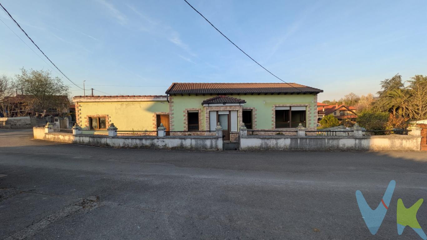 Casa independiente de una planta y garaje en semi-sotano.La casa se distribuye en una planta destinada a vivienda, que cuenta con 3 habitaciones, salón, amplia cocina y baño. Ademas en esa misma planta cuenta con una estancia aneja de unos 30 m2 que puede ser destinada a hacer un pequeño apartamento.Cuenta con un garaje en plata semi-sotano, con entrada por la parte Norte, desde él se puede acceder a la planta principal por unas escaleras internas.Junto a estás hay una estancia, que fue destinada a zona de lavandería, con tomas de agua y luz.También en esa misma planta semi-sótano cuenta con una estancia de bodega.En la parte sur de la casa, cuenta con una zona aterrazada, el jardín se ubica en la parte trasera y cuenta con varios frutales y plantas ornamentales. 