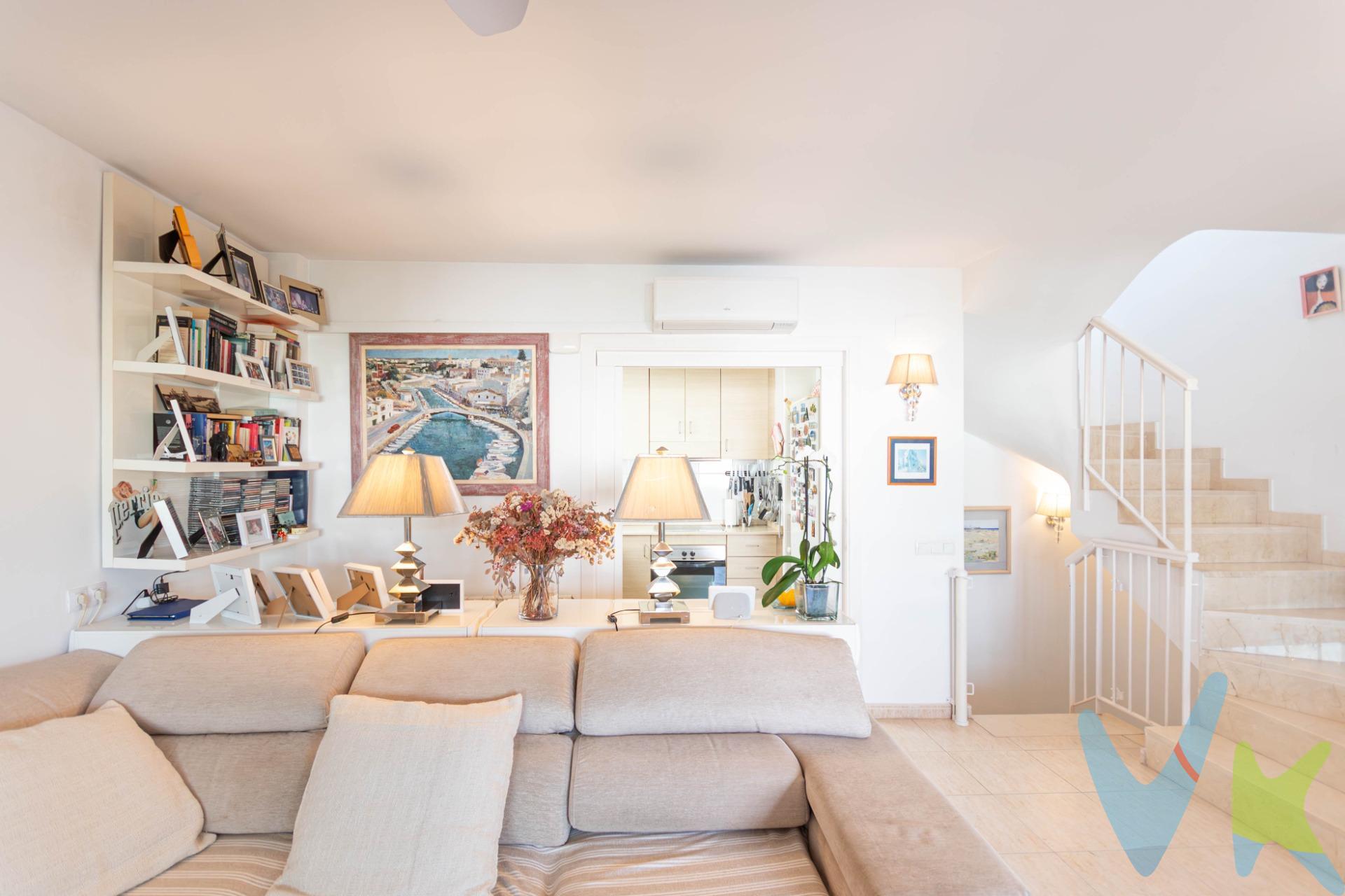 Ubicado en una de las zonas más exclusivas de Sitges, a tan solo dos minutos a pie de la playa de Sant Sebastià, presentamos este luminoso ático dúplex de 114 m² construidos, situado en una tranquila finca con ascensor. La propiedad destaca por su orientación, privacidad y dos amplias terrazas privadas con vistas despejadas al mar y a la montaña. Distribuido en tres niveles, el inmueble ofrece una cómoda y funcional organización de los espacios:. Primera planta: zona de descanso con dos habitaciones dobles (una de ellas en suite con baño completo), una habitación individual y un segundo baño completo. Segunda planta: gran salón-comedor con abundante luz natural, cocina independiente totalmente equipada y salida directa a una encantadora terraza, perfecta para disfrutar del aire libre y del clima mediterráneo. Tercera planta: solárium privado con espectaculares vistas al mar y a la montaña, donde se ubica también una zona de lavadero y espacio de almacenaje. Construida en 2007, la vivienda dispone de calefacción por gas natural y aire acondicionado. Una opción ideal para quienes buscan luz, amplitud y tranquilidad en una ubicación privilegiada de Sitges, cerca de todos los servicios y del centro histórico. Ref. 11343 MM. Precio de venta: 690.000 €. El precio no incluye impuestos (ITP, IVA y AJD), ni los gastos de notaría ni de registro. El mobiliario y los elementos decorativos que aparecen en las imágenes no están incluidos en el precio. 