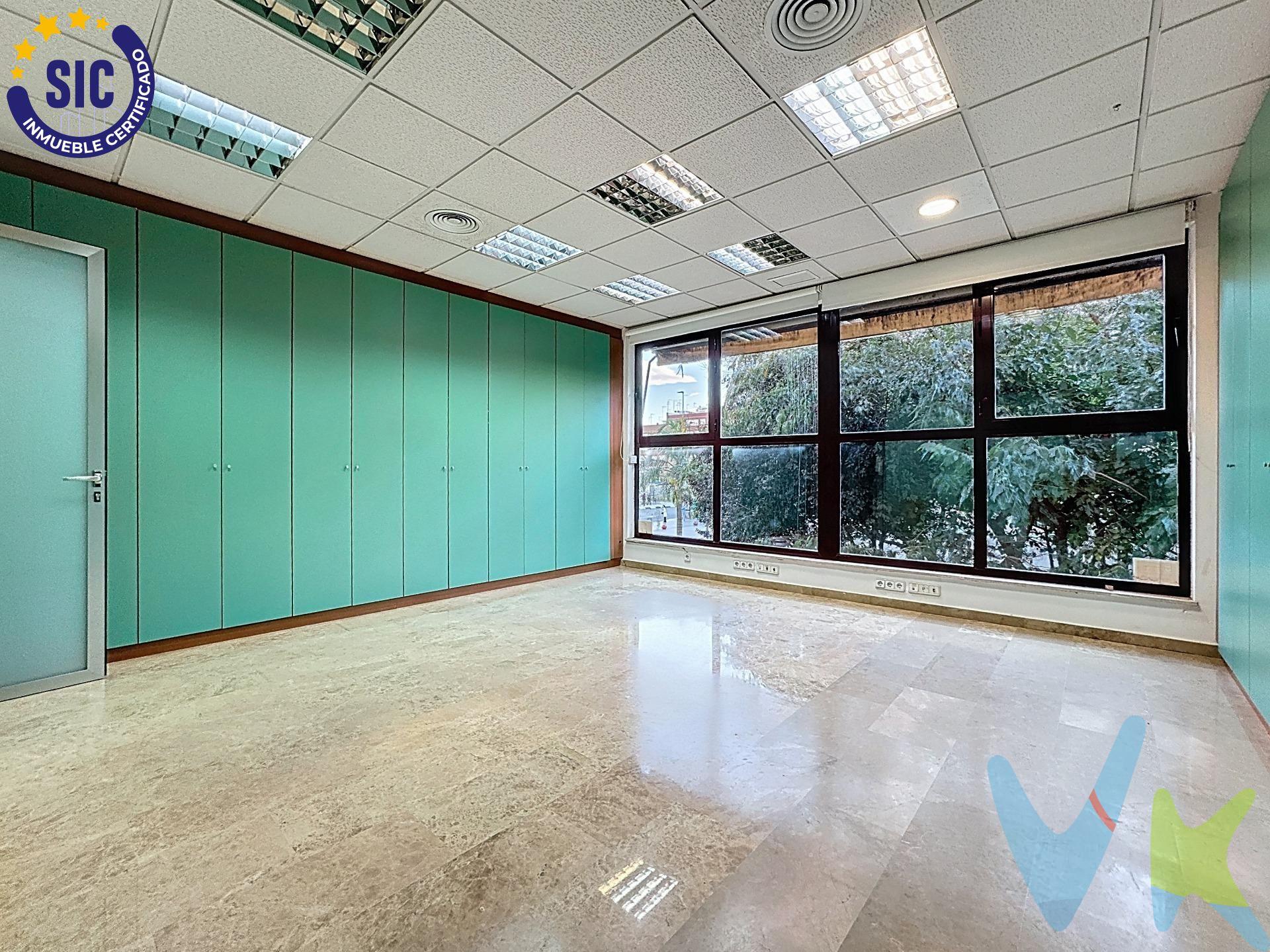 Se vende despacho de 91 m² construidos, en perfecto estado y totalmente acondicionado para iniciar su actividad desde el primer día. Ideal para despachos profesionales, gestorías o cualquier negocio que busque visibilidad y una ubicación estratégica. Características principales:. Superficie: 91 m² construidos. Distribución: 3 despachos independientes con armarios empotrados. Baños: Aseo completo con posibilidad de agregar plato de ducha. Ademas, 1 aseo completo fuera de la oficina (en zonas comunes del edificio). Equipamiento aire acondicionado frío-calor. Estado: segunda mano / buen estado. Año de construcción: 2000. Planta: 1ª, exterior, en edificio de solo 1 planta. Uso: mixto, oficinas y profesional. Seguridad: puerta blindada de acceso. Acabados: suelos de gres resistentes, climatización frío/calor en todo el despacho. Luz natural: grandes ventanales con vistas a la plaza. Entorno y ubicación estratégica:. Situada en la Plaza Unión Musical, una de las zonas más representativas, con gran tránsito peatonal y excelente visibilidad. Metro y autobuses a escasos metros. Aparcamiento público y privado cercano. Rodeado de bancos, comercios y servicios esenciales. Torrent: más de 90.000 habitantes, a solo 9 km de Valencia, perfectamente conectado por carretera y metro. Ventajas destacadas:. Espacio listo para entrar, sin necesidad de inversión adicional. Entorno consolidado y dinámico con gran proyección. Máxima accesibilidad y comunicaciones. Luminosidad y confort garantizados para un entorno de trabajo motivador. Contáctenos hoy mismo para ampliar información y concertar una visita. VENTA:. PVP 138.000€.  Gastos e impuestos no incluidos en el precio. La compra conlleva impuestos y gastos de formalización para el comprador. A título orientativo se informa que en segundas transmisiones el  ITP  con carácter general en  Valencia  es del  10%, pudiendo existir otros tipos impositivos atendiendo a  las circunstancias  personales del comprador u otras circunstancias previstas legalmente. Base imponible del impuesto el mayor valor entre el precio de compraventa, la tasación o el valor de referencia catastral. En cuanto a los gastos de  notaría y registro, en su caso,  suelen oscilar aprox; entre 1,5% y 2,5% (aranceles variables según precio, n.º de copias y complejidad). El comprador elige notario. Si el comprador precisase de  hipoteca: tasación, condiciones y costes bancarios serán según entidad elegida por el comprador, así como los gastos de gestoría, y cualesquiera otros gastos inherentes a la formalización de la compraventa que legalmente correspondan a la parte compradora, salvo pacto expreso en contrario con el vendedor. El consumidor tiene,  conforme a la normativa vigente, a su disposición información y documentación adicional relativa al inmueble y condiciones de la compraventa, que podrá ser consultada en C/Joaquín Costa 4, bajo 46005 Valencia o urbe2@remax.es. Honorarios de mediación inmobiliaria a cargo del  COMPRADOR: (3% del precio final de venta más IVA (21%), salvo otro pacto.); y  de VENDEDOR (según acuerdo con el mismo). . Se informa al consumidor que la agencia actúa como intermediaria inmobiliaria en la operación, estando cualquier eventual compraventa y sus condiciones sujeta a la aceptación expresa del propietario-vendedor y a la posterior formalización del correspondiente contrato.