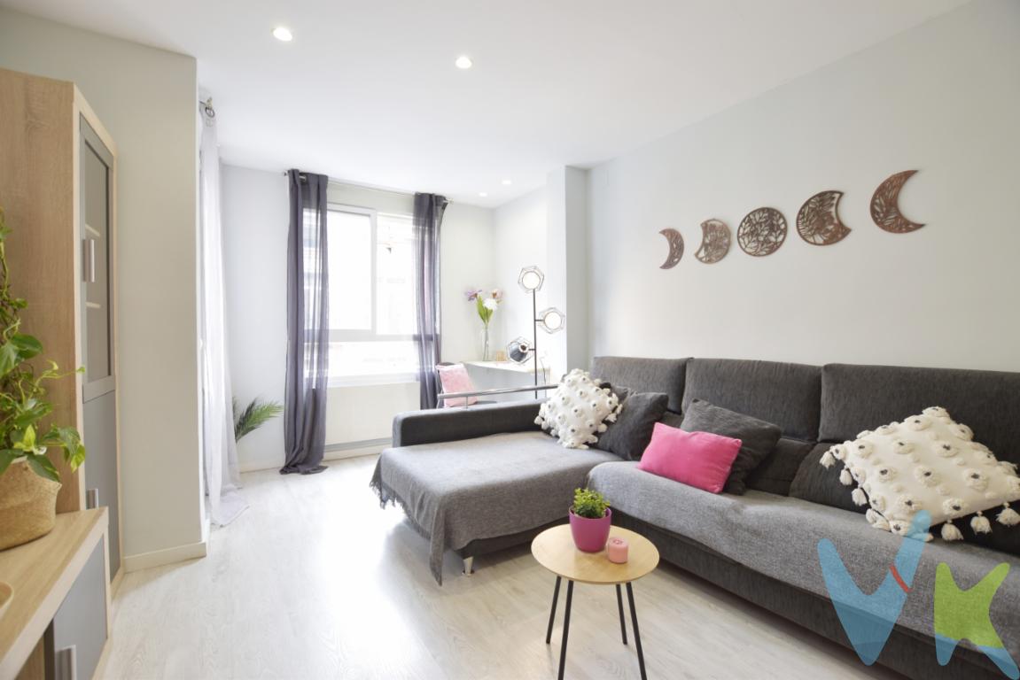 ¿Te apetece vivir en uno de los barrios más de moda y a la vez, mediterráneo en Valencia? Si es así, te ofrecemos una vivienda en el barrio \"El Cabañal\", calle Doctor Lluch, a pocos minutos andando de la playa de la Malvarrosa y hoy por hoy, es una de las zonas más demandadas por extranjeros y estudiantes, tanto por su encanto tradicional, antiguas casas de pescadores, como por su futura revalorización cómo inversión. Vivirás en un entorno único y diferente, sin dejar de escuchar las olas del mar, cerca del balneario \"Las Arenas\", al lado de la policía local, del mercado y rodeado de todo tipo de servicios, su polideportivo, un campo de football, farmacias e incluso ocio nocturno de moda de moda. Aunque, lo mejor de la vivienda, es su doble ventilación, orientación este-oeste, hay corriente de aire natural. además de la separación de ambientes, zona de día a la calle principal, como la de noche, con vistas a una zona ajardinada recibiendo la brisa del mar, en sus casi 90 metros construidos de casa con suelo, puertas y cocina reformadas hace 25 años. Hay dos baños, uno de ellos en suite con ventana y 3 armarios empotrados, así como muebles auxiliares de almacenaje que se quedan en la vivienda junto con el resto de los muebles y electrodomésticos, según reportaje fotográfico. Es un segundo piso sin ascensor, pocos gastos y sólo dos vecinos por planta y varias de las viviendas están destinadas a turismo vacacional.  ¿Es lo que buscas? La zona está muy bien conectada con autobús, tranvía y metro a cualquier parte de la ciudad y la universidad politécnica a menos de cinco minutos en coche. ¿Quieres más información? Llámanos y hacemos realidad tu proyecto de vida.  ¿Te gustaría enterarte en primicia de nuestros inmuebles en alquiler y venta? En VIVEKU.ES los publicamos con unos días de antelación.Contamos con 30 años de experiencia acreditada y nuestro objetivo es garantizarle un servicio de compra humano, ético, de calidad, fácil y seguro. Nuestro equipo lo integran agentes con la titulación AIR (Agente Inmobiliario Registrado) y Agentes Certificadores de la categoría Premium en certificación de inmuebles y debidamente registrados en el Registro de Agentes de Intermediación de la CV (RAICV 0743). Consulte en nuestras reseñas de Google lo que opinan los clientes que ya han trabajado con nosotros.El precio NO incluye: Impuestos, gastos de Notaría, registro y honorarios de inmobiliaria. 