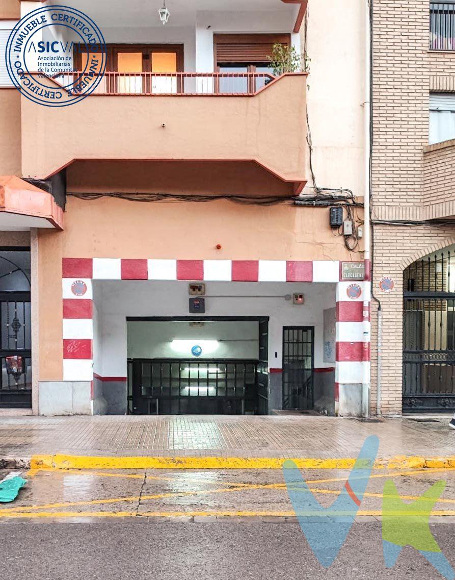 Se pone a disposición una excelente oportunidad para adquirir una plaza de garaje ubicada en la codiciada zona de la Raiosa, en calle Carcaixent número 10 Valencia. Esta plaza, aunque de dimensiones más ajustadas, resulta sumamente práctica y funcional, siendo especialmente idónea para aquellos que posean una motocicleta o un vehículo de tamaño pequeño. La principal ventaja reside en la comodidad que ofrece, ya que al disponer de esta plaza, se elimina la frustrante tarea de buscar aparcamiento al regresar del trabajo, permitiendo disfrutar de un merecido descanso de manera inmediata. Considerando el tiempo valioso que se pierde a diario dando vueltas en busca de un espacio donde estacionar, esta opción se presenta como una inversión inteligente y rentable. . Se extiende una cordial invitación para que aquellos interesados se acerquen a conocer personalmente esta plaza de garaje y constaten por sí mismos los beneficios que puede aportar a su rutina diaria. No pierda la oportunidad de simplificar su vida y asegurar un lugar seguro para su vehículo. La descripción del presente inmueble e imágenes tienen mero carácter informativo y en ningún caso carácter contractual, pudiendo ser modificados por la inmobiliaria comercializadora sin que ello implique responsabilidad alguna frente a terceros. En el precio de venta a público, esta propiedad NO incluye los gastos de adquisición (Notario, registro, gestión, honorarios, etc…). 