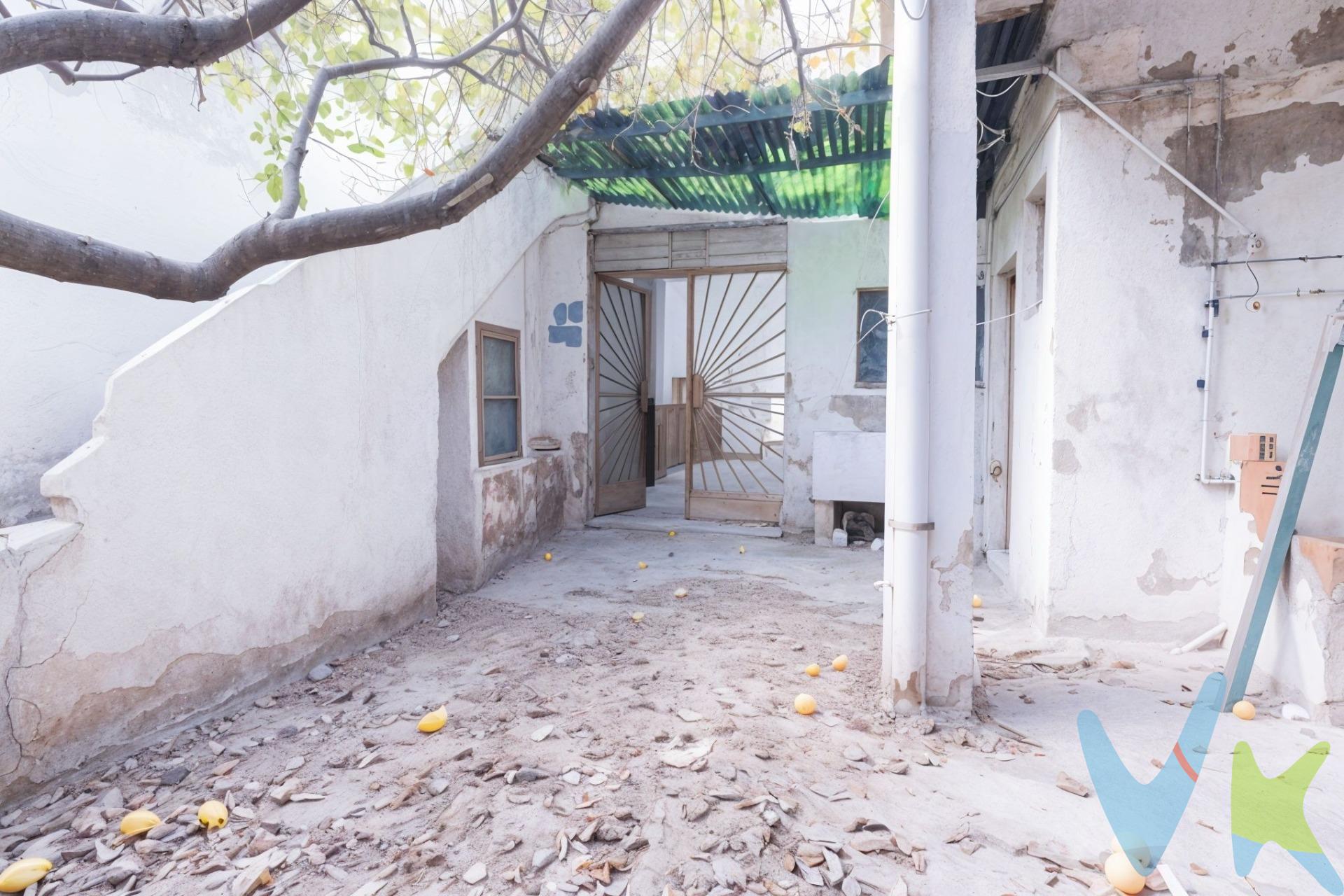 🏠 Casa para Reformar en La Pobla de Farnals – Mucho Más que una Vivienda, un Proyecto con Futuro 🔨✨. En pleno corazón de La Pobla de Farnals, presentamos esta casa de pueblo para reformar con un sinfín de posibilidades. Una propiedad con alma, perfecta para quienes buscan crear algo único desde cero. 📍 Situada en una calle tranquila, pero a pocos pasos de todos los servicios, esta casa es ideal tanto para vivienda habitual como para inversión. Su estructura permite múltiples opciones: desde una acogedora casa unifamiliar con patio interior y terraza, hasta un moderno proyecto con varias alturas y espacios abiertos. 💡 Para ayudarte a imaginar su transformación, incluimos renders del proyecto con una propuesta moderna, funcional y con mucho estilo. ¡Déjate inspirar por lo que podría ser tu nuevo hogar o tu próxima inversión!. Lo que ofrece esta propiedad:. Espacios amplios y versátiles. Posibilidad de redistribuir a medida. Encanto original de la arquitectura local. A solo 10 minutos de la playa y 15 de Valencia. 🔑 Una oportunidad para reformar, revalorizar y disfrutar. No se trata solo de comprar una casa, sino de dar vida a un lugar con historia y futuro. 📞 Contáctanos para más información sin compromiso.