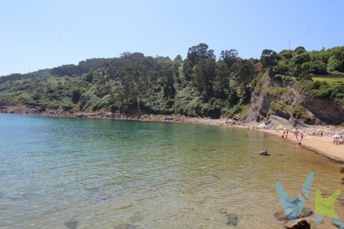 Oportunidad de adquirir una casa reformada con vistas al mar en el oriente Asturiano. La casa se encuentra en el pueblo de Tazones: Enamora por su puerto antiguo, su playa y sus calles empedradas rodeadas de bonitas casas de pescadores que le han valido el reconocimiento de conjunto histórico Artístico además de entrar en la lista de los pueblos de España más bonitos. su gastronomía está basada en el marisco local, pescados y arroces.La casa tiene dos buenas habitaciones, la principal es la habitación soñada por cualquier persona. Desde la cama se puede ver el mar. Tiene un maravilloso balcón donde se puede respirar el olor del mar Cantábrico y escuchar el susurro de las olas. La otra habitación tiene unas prácticas literas, un buen armario ropero y su ventana tiene puerta y acceso a un bonito patio empedrado con vistas a otras casas de pescadores. El baño tiene un buen plato de ducha . La parte de abajo tiene cocina equipada con todos los electrodomésticos y espacio para comedor. En la entrada de la casa tenemos una terraza comunitaria con los colindantes, donde se puede disfrutar de comidas con olor a mar. La reforma integral de la propiedad se ha realizado en el año 2008. La calefacción y el agua caliente son eléctricos. Si su sueño es descansar en una casa con vistas al mar, en un pueblo típico Asturiano, cuya climatología actualmente es la más demandada de España. .. Soñar y conseguir su sueño nunca ha estado tan cerca. No dude en llamarnos y conocerla.El precio de la propiedad no incluye impuestos, gastos de registro ni notariales.
