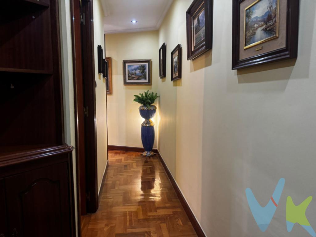  Se vende piso luminoso en  cuatro camios la , Gijón. La vivienda cuenta con 85 m² construidos (78 m² útiles) y se sitúa en una séptima planta, ofreciendo vistas despejadas y abundante luz natural.Dispone de tres dormitorios, salón-comedor amplio, cocina funcional y edificio con ascensor. Distribución cómoda y bien aprovechada.Ubicación excelente, con paradas de autobús y estación de tren cercanas, así como todos los servicios a pocos minutos: colegios, supermercados, comercios y zonas verdes. A escasa distancia de la playa de Arbeyal la vivienda consta de tres dormitorios, salón, baño  con ducha, parquet, calefacción por acumuladores,  se entrega amueblada.Ideal tanto como vivienda habitual como para inversión.No pierdas la oportunidad. Contáctanos para más información o visita.