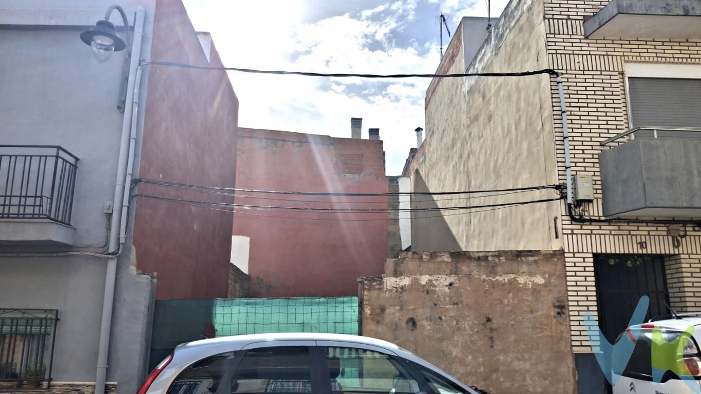 Solar de 80mts² ubicado en el Barrio del Cristo (Quart de Poblet), zona tranquila, junto a Av Juan Ramón Jiménez. Próximo a todos los servicios necesarios: supermercado Consum, zonas verdes, parada de bús, buen acceso a Valencia 6mts de fachada80mts² de solar.Ideal para construir, A GUSTO, vivienda familiar independiente !! LOS IMPUESTOS, GASTOS DE NOTARÍA, REGISTRO Y GASTOS DE AGENCIA NO ESTÁN INCLUIDOS EN EL PRECIO DE VENTA.          