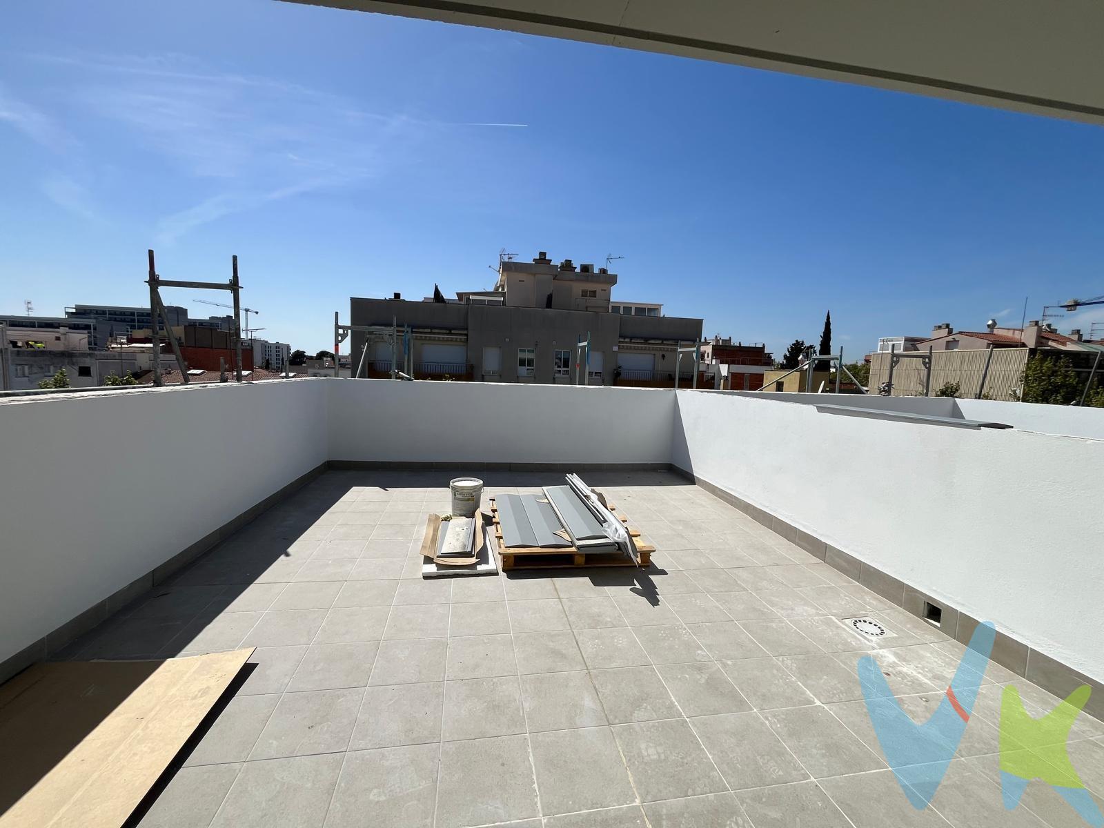 Vivienda de obra nueva, en la mejor ubicación de Vilanova i la Geltrú, Rambla de la Pau. Quieres disfrutar de una vivienda que se finalizará con grandes acabados en una zona emblemática de la ciudad?. Aquí te presentamos esta vivienda de dos habitaciones amplias y  dos cuartos de baño en la tercera planta del edificio y ademas una tercera estancia en la planta superior, accediendo desde la escalera o ascensor y desde esta estancia tenemos acceso a una terraza privada de 26 m2 en primera linea de la rambla. La carpínteria exterior será con cerramiento de rotura de puente térmico en aluminio lacado y la interior será lacada en blanco, siendo la de entrada blindada. Los pavimentos de la vivienda serán de tarima laminada y en baños y cocina en gres porcelánico. Las cocinas serán de la mejor calidad italiana de la marca Lube. La climatización frio-calor  será mediante aerotérmia por conductos. El edificio dispondrá de ascensor y se entregará a finales de 2026. El precio no incluye impuestos ni gastos de compraventa (notaría, registro, etc.). La información expuesta es orientativa y puede estar sujeta a errores u omisiones involuntarias. 