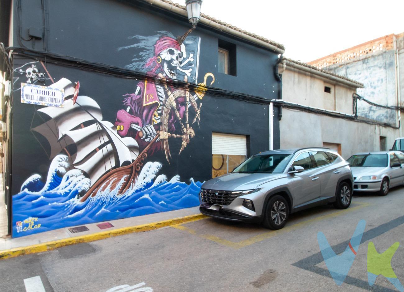 Ubicada en una pintoresca esquina de un tranquilo pueblo, esta casa a reformar de dos plantas en Antella es una oportunidad única para crear el hogar de tus sueños. La vivienda se encuentra en una zona de ocio al sur del municipio, ofreciendo un entorno sereno y relajado, ideal para disfrutar de la vida rural sin renunciar a la cercanía de servicios esenciales. La casa, de estilo tradicional, se compone de dos plantas que brindan un amplio espacio para diversas configuraciones. Su fachada, aunque necesita reformas, mantiene el encanto rústico propio de la región, con posibilidades infinitas para restaurarla y modernizarla según tus preferencias. Una de las ventajas principales de esta propiedad es su ubicación estratégica con acceso rápido a la autovía, facilitando la conexión con localidades cercanas y ciudades más grandes. Esta conectividad convierte a la vivienda en una opción perfecta tanto para una residencia habitual como para una casa de vacaciones. En resumen, esta casa esquinera en Antella es una joya oculta con gran potencial, esperando a ser renovada y transformada en un hogar acogedor y personalizado, en un entorno de paz y tranquilidad con excelentes accesos a la autovía.