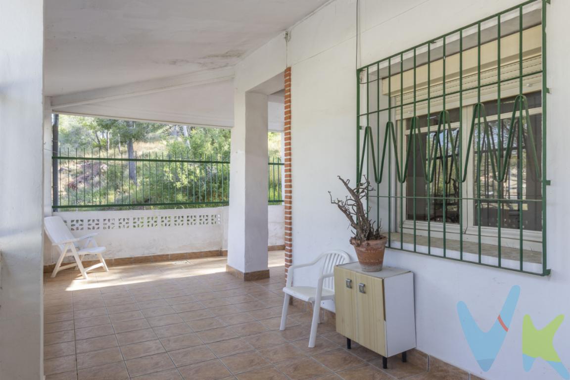  Propiedad Unifamiliar de 96 m² con 3 Dormitorios más próxima a todos los servicios Esta propiedad unifamiliar de 96 metros cuadrados construidos, cuya edificación data de 1960, destaca técnicamente por su ubicación estratégica dentro del casco urbano. Se trata del inmueble con la mayor proximidad logística a los servicios esenciales del municipio, situándose como el activo más cercano al área de dotaciones públicas y comerciales de Gilet. Esta característica reduce a mínimos los tiempos de desplazamiento para las gestiones diarias. Ubicación y Ventajas de Proximidad La vivienda se sitúa en el punto geográfico más eficiente de la localidad respecto a los servicios básicos. Su emplazamiento permite el acceso inmediato a pie a las siguientes infraestructuras:Zona Educativa: Ubicación adyacente al colegio público, eliminando la necesidad de transporte para el acceso escolar.Abastecimiento: Situada a escasos metros del supermercado principal del municipio.Infraestructuras Deportivas: Localizada junto al polideportivo municipal, facilitando el uso de pistas, piscina y áreas recreativas.Transporte Público: Acceso directo a la parada de autobús, asegurando la conectividad con Sagunto y Valencia. Distribución y Características del Inmueble El inmueble presenta una configuración de planta baja que optimiza la accesibilidad y la gestión del espacio. La distribución se organiza de la siguiente manera:Tres Habitaciones: Estancias independientes con ventilación directa. La disposición de los muros permite una compartimentación clara entre las áreas de descanso y las zonas comunes.Salón-Comedor: Espacio central que articula la vivienda, diseñado para maximizar la entrada de luz natural según la orientación de la fachada.Trastero: Incluye un cuarto de almacenamiento independiente, un elemento técnico de alto valor para el depósito de enseres y herramientas, optimizando la superficie útil habitable. Calidades Constructivas y Eficiencia La construcción de 1960 ofrece una estructura sólida basada en muros de carga de gran espesor, lo que confiere a la vivienda una inercia térmica superior a las edificaciones modernas de tabiquería ligera. Al ser una vivienda independiente, el propietario dispone de autonomía total sobre la envolvente del edificio, sin dependencia de comunidades de vecinos para la gestión de suministros, mantenimiento de cubiertas o posibles proyectos de instalación de energía solar fotovoltaica.La propiedad se encuentra en un estado que permite su ocupación, si bien su tipología ofrece un amplio margen para actualizaciones técnicas que incrementen su eficiencia energética y su valor de mercado, aprovechando su condición de vivienda exenta. Entorno y Valor LogísticoResidir en el inmueble más próximo al colegio, supermercado y polideportivo de Gilet supone una ventaja competitiva en términos de ahorro de tiempo y costes de transporte. El entorno combina la tranquilidad de un municipio de baja densidad con la comodidad de tener el núcleo de servicios a menos de un minuto de la puerta principal. Esta combinación de factores técnicos y de ubicación posiciona a la propiedad como un activo de alta demanda funcional. 