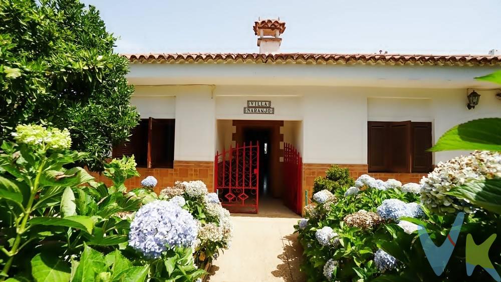 ¡Bienvenidos al retiro de tus sueños! Te presentamos una increíble oportunidad de adquirir este encantador chalet independiente, una joya escondida con un terreno de ensueño que espera ser reformado y transformado en el hogar que siempre has deseado. . Ubicado en un enclave privilegiado, justo al lado de la zona recreativa de la Laguna de Valleseco, este chalet te ofrece una combinación perfecta de naturaleza y comodidad. Disfruta de tus días rodeado de exuberantes árboles frutales que brindan frescura y aroma a tu entorno, creando un paraíso natural en tu propio patio trasero. . La propiedad cuenta con una magnífica piscina a reformar, donde podrás refrescarte y relajarte durante los días calurosos, mientras que la zona de barbacoa te invita a disfrutar de momentos inolvidables junto a tus seres queridos o amigos compartiendo risas y deliciosas comidas al aire libre. .  Esta casa, que ofrece un emocionante lienzo en blanco, te brinda la oportunidad de diseñar y remodelar cada espacio a tu gusto. Imagina una distribución única que refleje tu estilo y personalidad, convirtiendo cada rincón en una expresión de tus sueños. .  En su interior, encontrarás todo el espacio que necesitas para tu familia y tus sueños. La propiedad cuenta con 4 habitaciones y 2 baños, un cuarto de estar acogedor y una amplia cocina equipada que se convertirá en el corazón de tu hogar. .  Pero eso no es todo, esta ubicación idílica también ofrece una gran ventaja: estar a tan solo 10 minutos de la Villa Mariana de Teror, un pueblo pintoresco y lleno de encanto, y a 30 minutos de la  capital. Aquí, tendrás lo mejor de ambos mundos: la tranquilidad y belleza del campo, combinados con la comodidad y las comodidades de la ciudad cercana. .  No dejes pasar esta oportunidad de crear la vida que siempre has soñado en este chalet con un sinfín de posibilidades. ¡Ven a visitarnos y enamórate de su encanto! Estamos ansiosos por acompañarte en este emocionante viaje hacia tu nuevo hogar. ¡Te esperamos con los brazos abiertos! . Los gastos e impuestos derivados de la compraventa no están incluidos en el precio.