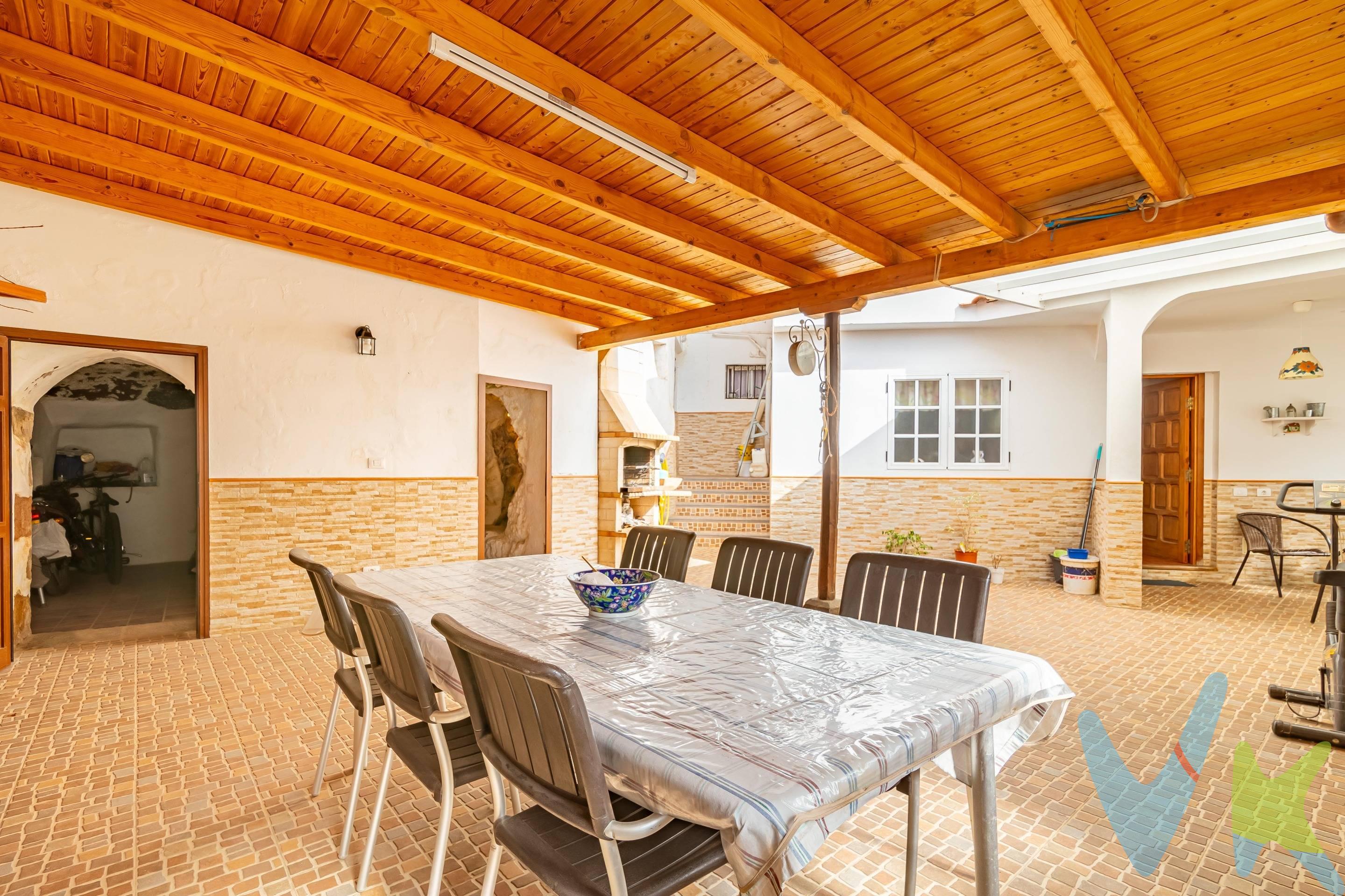 ​VENDEMOS, en Teror, una bonita casa, abierta, con una gran terraza, que combina una parte techada y una parte al aire libre. La terraza nos invita a entrar en la vivienda, o podemos dirigirnos a la bodega, la zona de barbacoa, la despensa o el baño en cueva, que se utiliza para las comidas familiares, reuniones o, simplemente cuando estás en la terraza. La vivienda, data desde el siglo pasado. Conserva los techos a dos aguas en la parte central de la misma, girando el resto, alrededor de la misma, además la vivienda cuenta con cuarto lavadero y azotea. . Conjuntamente a la casa, vendemos dos terrenos, ambos inscritos en el Registro de la Propiedad, uno de 320m2 y otro de casi 100m2 que tiene, en la actualidad, viñas y un cuarto de aperos. DETALLES EXTRA DE ÉSTA PROPIEDAD:. La vivienda no cuenta con garaje. Tiene wifi. Es una vivienda que se desarrolla, fundamentalmente en una planta, muy luminosa y con bonitas vistas, bien ventilada y que cuenta con varias cuevas añadidas, entre ellas un baño, una despensa, una bodega y un cuarto de juegos, la vivienda principal y de más uso es en casa de teja y azotea. ​Zona de ocio. Jardín. Espacio para plantar en terreno anexo con dos cuevas vírgenes (ahora con vegetación), que dan a la carretera principal. Terraza con barbacoa, comedor y horno​, zona de almacenaje y aseo. ​Todas las fincas están inscritas en el Registro de la Propiedad. Los terrenos que componen la venta están definidos en levantamiento topográfico. . NOTA: En el precio no entra impuestos ni gastos de notaría y registro.-