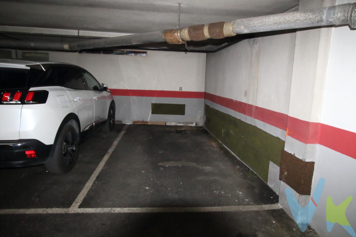 Ponemos a la venta una practica plaza de garaje situada en el la zona centro playa de Gijón. La plaza es amplia y de fácil acceso, se accede a ella a través de un amplio ascensor. Es de las mejores plazas del garaje, situada en la planta -1. Mide 4.60 por 2.21 es apta para un coche mediano o pequeño y una moto. El edificio está situado muy cercano a la playa de San Lorenzo. No dude en llamarnos y conocerla. El precio no incluye impuestos ni gastos de notaría y registro. 