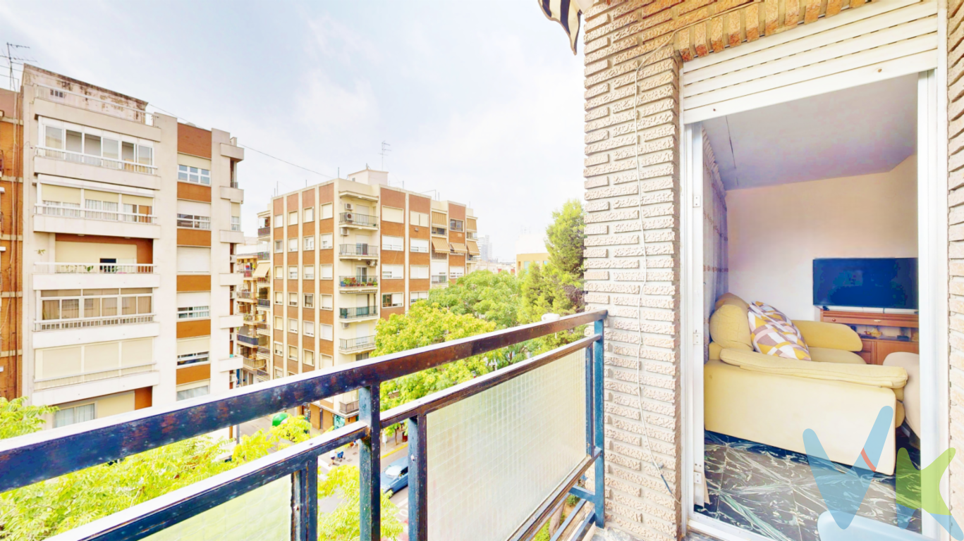 NUDA PROPIEDAD ?EUR? Una oportunidad única en el corazón de la Avenida al Vedat de 148m²Se ofrece la nuda propiedad de esta magnífica vivienda, con usufructo vitalicio de una señora de 98 años, una excelente oportunidad de inversión en una de las zonas más cotizadas y demandadas de Torrent.La vivienda dispone de cuatro amplias habitaciones y dos baños completos, ofreciendo una distribución cómoda y funcional. Su extraordinaria luminosidad envuelve cada estancia, creando espacios cálidos y acogedores durante todo el día.Uno de sus grandes protagonistas es su generoso balcón con vistas abiertas a la Avenida al Vedat, un rincón perfecto donde dejar pasar el tiempo, disfrutar de la luz del atardecer o simplemente contemplar el ir y venir de una de las arterias más vivas de la ciudad.Ubicada en una finca con ascensor, la vivienda cuenta con una localización inmejorable. A escasos pasos encontrarás supermercados, farmacias, estación de metro, comercios, cafeterías y todos los servicios necesarios para disfrutar de una vida cómoda, con la tranquilidad de tenerlo todo al alcance.Porque las mejores inversiones no solo se miden en números, sino también en ubicación. Y pocas direcciones conservan el valor, el encanto y la proyección de la Avenida al Vedat.Si buscas una inversión patrimonial sólida, en una ubicación privilegiada y con un inmueble que destaca por su amplitud, su luminosidad y su espectacular balcón, esta es una oportunidad que merece tu atención.Si tienes que vender antes tu vivienda, llámanos y te asesoramos cómo hacerlo para además tener los mínimos gastos posibles y todas las garantías.Agencia Registrada con el nº00516 en el Registro Obligatorio de Agentes Inmobiliarios de la Comunidad ValencianaPor mandato expreso del propietario, COMERCIALIZAMOS ESTE INMUEBLE EN EXCLUSIVA, lo que le garantiza el acceso a toda la información, a un servicio de calidad, un trato fácil, sencillo y sin interferencias de terceros. Por este motivo, se ruega NO MOLESTAR AL PROPIETARIO, a los ocupantes de la propiedad o a los vecinos. Muchas gracias por su comprensión.La oferta está sujeta a cambios de precio o retirada del mercado sin previo aviso. Este anuncio en su conjunto, incluyendo textos, fotos, imágenes o cualquier otro contenido de este, no es vinculante dado que la información es ofrecida por terceros y puede contener errores. Se muestra a título informativo y no contractual.El precio del inmueble no incluye los honorarios de la agencia que ascienden al 4%+IVA del precio final del inmueble, ni los gastos de notaría y registro de la propiedad (que están sujetos a aranceles y varían dependiendo del precio de escrituración), ni los impuestos (que en la Comunitat Valenciana varían dependiendo del precio del inmueble y de las características personales del comprador).Esta propiedad se pone a la venta con toda la documentación comprobada y en regla, por lo que ofrecemos GARANTIAS a los compradores.