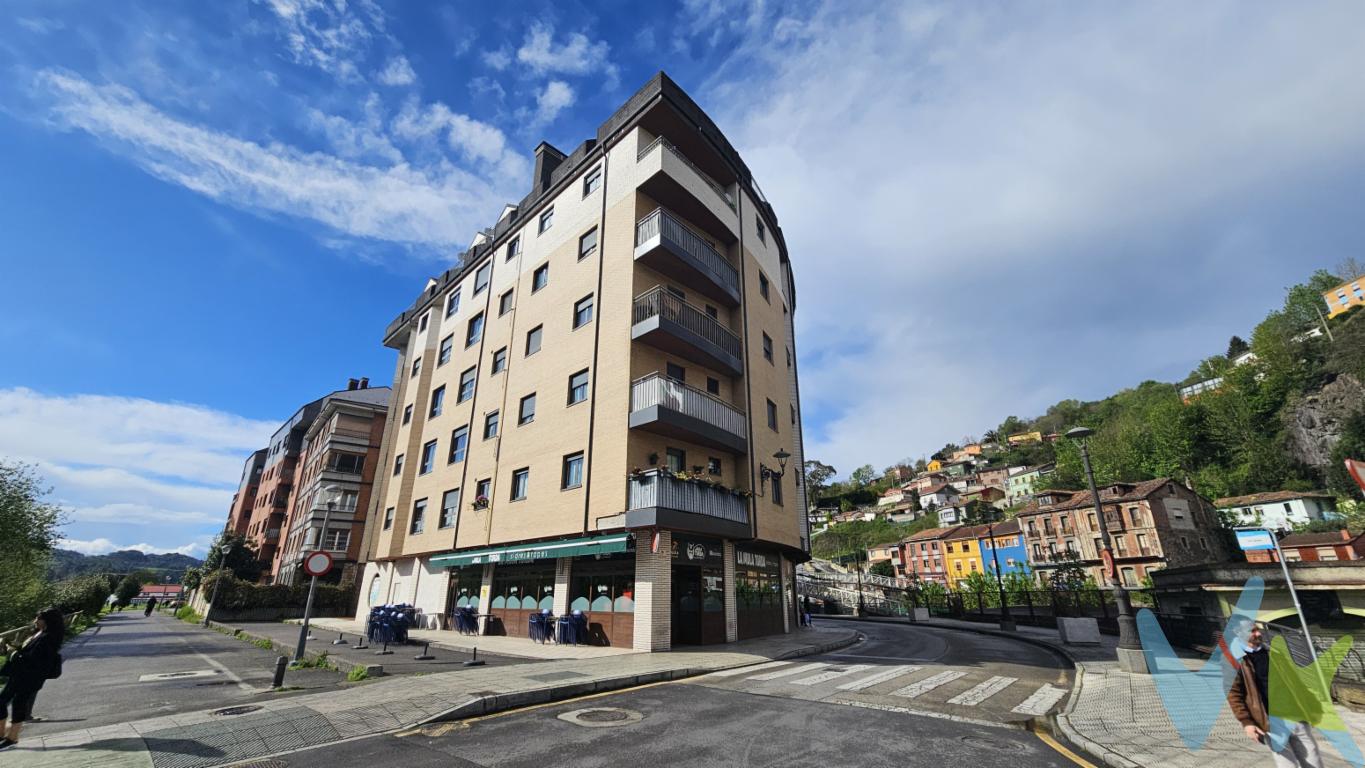  Magnífica oportunidad de adquirir un piso en el municipio de Langreo. Este inmueble ofrece dos acogedoras habitaciones y dos baños y se extiende a lo largo de 75 metros cuadrados útiles, brindando un espacio confortable y bien distribuido.Este piso está situado en la cuarta planta de un edificio moderno construido en el año 2009. El edificio tiene ascensor y gracias a su ubicación en una planta alta, el inmueble goza de una maravillosa iluminación natural que crea un ambiente cálido y acogedor.Un aspecto destacado de este piso es su excepcional conectividad a 30 min en coche a Gijón y 20 min a Oviedo, además,  la proximidad a estaciones de tren y paradas de autobús garantiza un acceso rápido y sencillo a estas dos ciudades, haciendo de esta propiedad una opción ideal tanto para el uso residencial como para inversión. Las habitaciones destacan por su amplitud y luminosidad, proporcionando espacios perfectos para descansar y relajarse. El salón es espacioso, diseñado para ser el punto central de reuniones familiares y sociales. Las ventanas son amplias, permitiendo la entrada de luz natural durante todo el día.La cocina es independiente y aunque no está amueblada dispone de huecos y espacios para elegir los electrodomésticos que más te gusten.Los alrededores de este inmueble son una invitación a disfrutar de la calidad de vida que ofrece Langreo. Las áreas verdes y la cercanía al parque natural de Redes (Reserva Natural de la Biosfera desde el 2001)  permiten disfrutar de apacibles paseos y actividades al aire libre, fomentando un estilo de vida activo y saludable. Asimismo, el acceso a servicios locales como supermercados, centros médicos y establecimientos educativos es óptimo, haciendo de este piso una muy buena elección.Este inmueble es una oportunidad irrepetible para aquellos que buscan una residencia que combine confort, estilo y una ubicación estratégica a precios competitivos. Te animamos a visitar este piso y experimentar de primera mano todo lo que tiene para ofrecer. No dejes pasar la oportunidad de convertir este espacio en tu próximo hogar o en la inversión que has estado buscando.Ponte en contacto con nosotros para concertar una visita. Asturias te espera con los brazos abiertos, no dudes más y da el paso hacia una nueva etapa en esta excelente ubicación. 