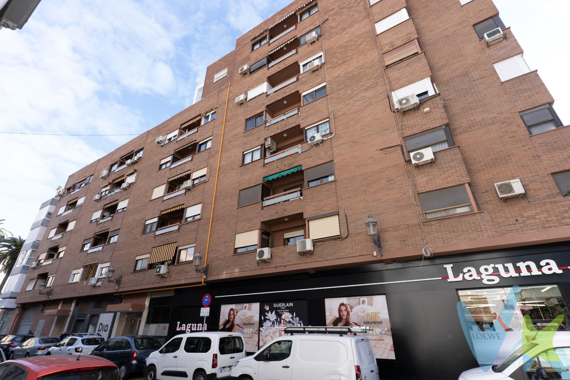 Imagina abrir la puerta de tu nuevo hogar y sentir, desde el primer paso, esa agradable sensación de espacio, luz y tranquilidad. Este piso situado en la calle de los Leones nº6, Valencia, es una vivienda que transmite calma, funcionalidad y posibilidades, perfecta para quienes buscan comodidad sin renunciar a una ubicación consolidada. Ubicado en una primera planta con ascensor, el edificio cuenta además con acceso adaptado para personas con movilidad reducida, lo que aporta un valor añadido de confort y accesibilidad en el día a día. La vivienda dispone de cuatro habitaciones, espaciosas y versátiles, que invitan a imaginar desde dormitorios llenos de vida hasta un despacho tranquilo donde trabajar en silencio, solo interrumpido por el suave murmullo de la ciudad al fondo. Un baño completo y un aseo reformados aportan practicidad y un aire actual, listos para usarse desde el primer día. La cocina independiente, también reformada, es uno de esos espacios donde apetece quedarse: funcional, cuidada y con galería, ideal para organizar el día a día mientras entra la luz natural y se respira ese olor a hogar que se crea con los pequeños rituales cotidianos. El piso se encuentra para entrar a vivir. Toda la vivienda ha sido reformada, incluyendo cocina y baños. 👉 Solo sería necesario actualizar el suelo y alisar paredes para personalizarla completamente a tu gusto, lo que te permite adaptarla a tu estilo sin afrontar grandes reformas. Como valor añadido, la vivienda incluye una plaza de garaje (pequeña) en el precio, un auténtico privilegio en esta zona de Valencia, que aporta comodidad y tranquilidad al llegar a casa. En conjunto, es una vivienda equilibrada, luminosa y con alma, ideal tanto para familias como para quienes buscan espacio, buena distribución y una base sólida sobre la que construir su hogar definitivo. 📍 Ubicación consolidada, edificio accesible, vivienda reformada y lista para vivir. Solo falta que entres… y la hagas tuya.   En el precio no están incluidos impuestos (ITP tipo máximo 10%) ni gastos de notaria y registro (1.000€-1.500€) así como honorarios de agencia 3% más iva. Incluido en el precio plaza de garaje.