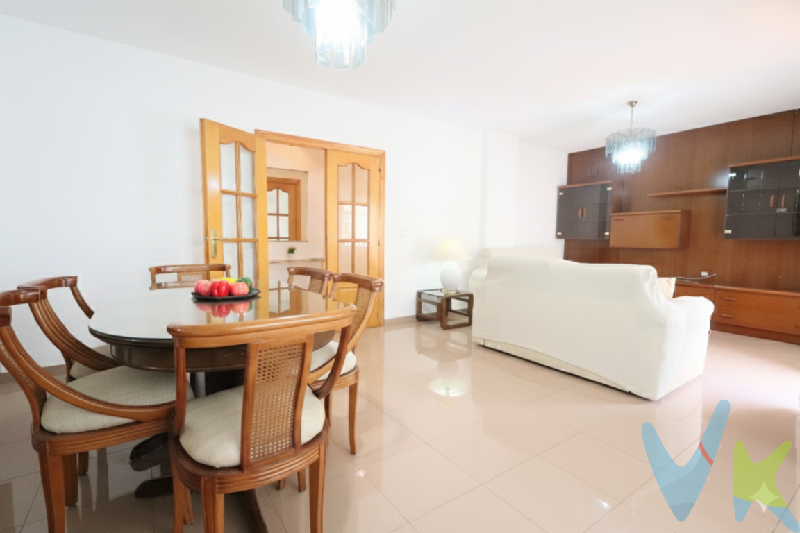 ¿Buscas una vivienda grande, bien situada y lista para poner a tu gusto? Te presentamos este piso en segunda planta con ascensor, ubicado en una de las mejores zonas de Benetússer, con todos los servicios a mano: supermercados, colegios, transporte público y zonas verdes.La vivienda cuenta con cuatro habitaciones, perfectas para familias grandes, para teletrabajar o para tener ese vestidor que siempre has querido. Dispone de un baño completo y un aseo, cocina con galería independiente y un amplio salón-comedor con salida a un balcón donde disfrutar del aire fresco o desayunar al sol.La finca está totalmente reformada, con un zaguán moderno y bajado a cota cero, ideal para personas mayores o con movilidad reducida.Una vivienda con muchas posibilidades, cómoda, luminosa y con metros de sobra para adaptarla a tu estilo de vida.Si crees que puede encajar contigo, llámanos y ven a verla sin compromiso. ¡Te va a sorprender! Por mandato expreso del propietario, comercializamos este inmueble en exclusiva, lo que garantiza el mejor trato y fiabilidad de la negociación. Por este motivo, se ruega no molestar a los propietarios ni ocupantes de la propiedad. Si usted es agente inmobiliario y tiene un cliente para este inmueble, llámenos, estaremos encantados de colaborar con usted. La descripción del presente inmueble e imágenes tienen mero carácter informativo y en ningún caso carácter contractual, pudiendo ser modificados por la inmobiliaria sin que ello implique responsabilidad alguna frente a terceros. En el precio de compra no están incluidos los gastos de la misma, como son: ITP, Notaría, registro, gestoría y honorarios de la inmobiliaria. Agencia Registrada con el Nº 90 en el Registro Obligatorio de Agentes Inmobiliarios de la Comunitat Valenciana. Puede consultar en la web de la GVA.